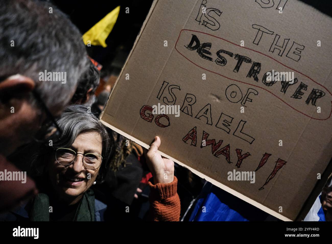 Jérusalem, Israël. 5 novembre 2024. Des milliers de personnes se rassemblent à la résidence du premier ministre à Jérusalem, en même temps que des rassemblements similaires dans tout le pays, pour protester contre le licenciement du ministre de la Défense Gallant par Netanyahu et l'affectation d'un ministre des Affaires étrangères inexpérimenté en matière de sécurité Katz au ministère de la Défense. Gallant déclare des divergences avec le premier ministre sur le projet ultra orthodoxe, les concessions nécessaires pour libérer tous les otages de la captivité du Hamas et la nécessité d'établir un comité d'enquête d'Etat sur les échecs du massacre du 7 octobre. Beaucoup tiennent Netanyahu personnellement responsable de tous Banque D'Images