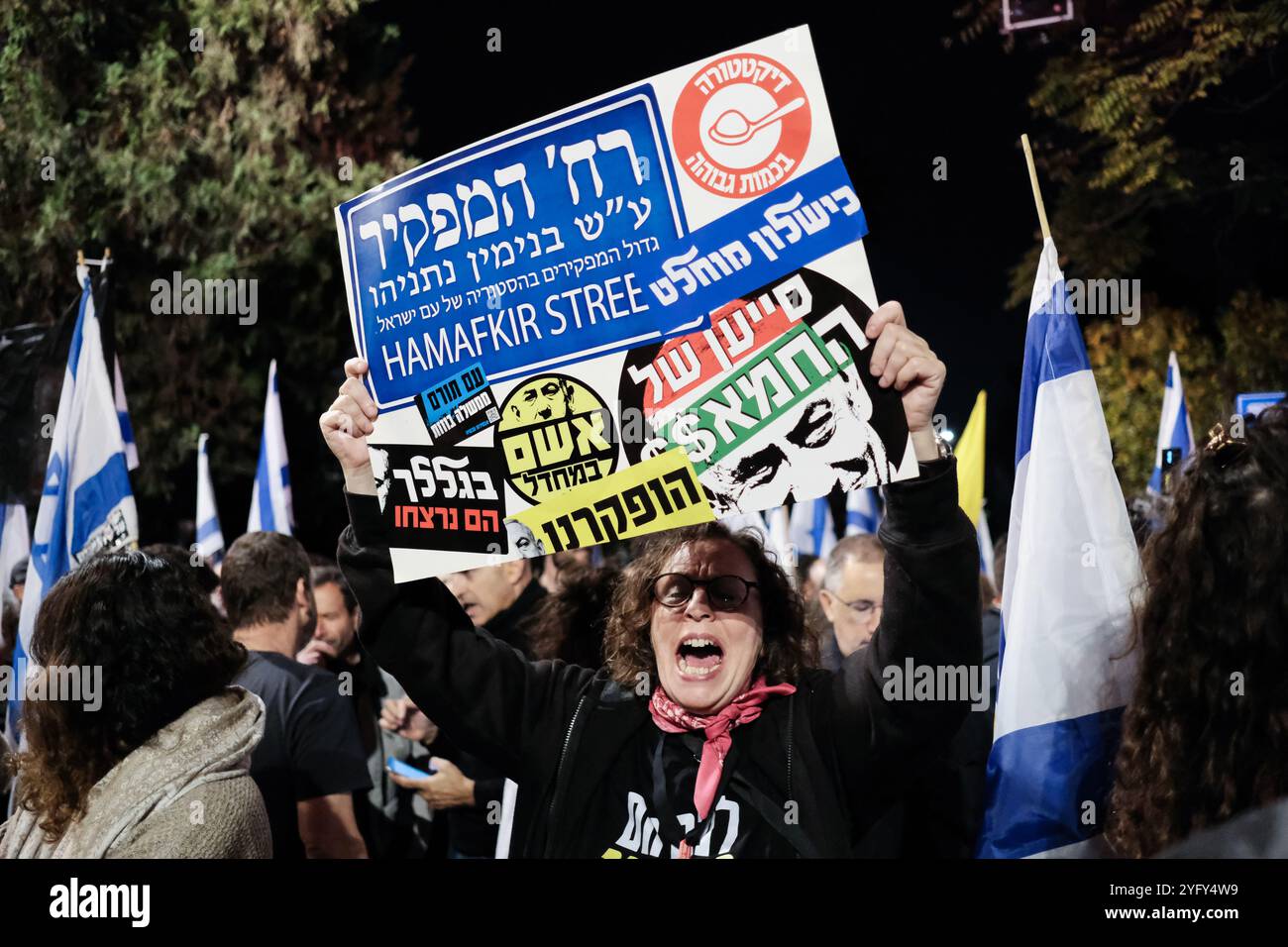 Jérusalem, Israël. 5 novembre 2024. Des milliers de personnes se rassemblent à la résidence du premier ministre à Jérusalem, en même temps que des rassemblements similaires dans tout le pays, pour protester contre le licenciement du ministre de la Défense Gallant par Netanyahu et l'affectation d'un ministre des Affaires étrangères inexpérimenté en matière de sécurité Katz au ministère de la Défense. Gallant déclare des divergences avec le premier ministre sur le projet ultra orthodoxe, les concessions nécessaires pour libérer tous les otages de la captivité du Hamas et la nécessité d'établir un comité d'enquête d'Etat sur les échecs du massacre du 7 octobre. Beaucoup tiennent Netanyahu personnellement responsable de tous Banque D'Images