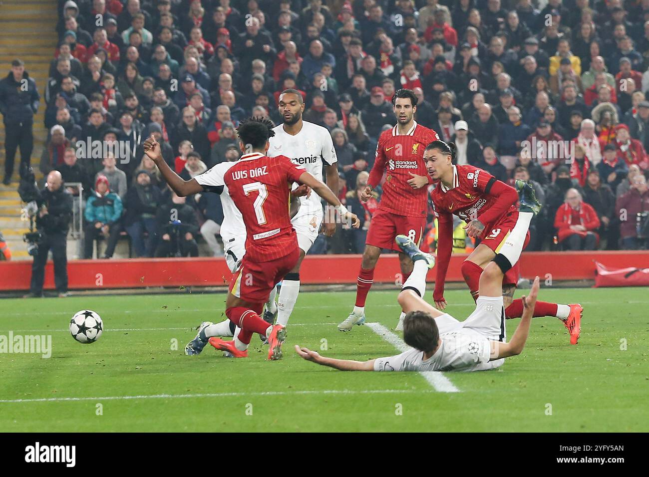 Liverpool, Royaume-Uni. 05 novembre 2024. Luis Diaz de Liverpool (7) tire et marque le 3ème but de son équipe. UEFA Champions League, Liverpool v Bayer Leverkusen à Anfield à Liverpool le mardi 5 novembre 2024. Cette image ne peut être utilisée qu'à des fins éditoriales. Usage éditorial exclusif. photo par Chris Stading/Andrew Orchard photographie sportive/Alamy Live News crédit : Andrew Orchard photographie sportive/Alamy Live News Banque D'Images