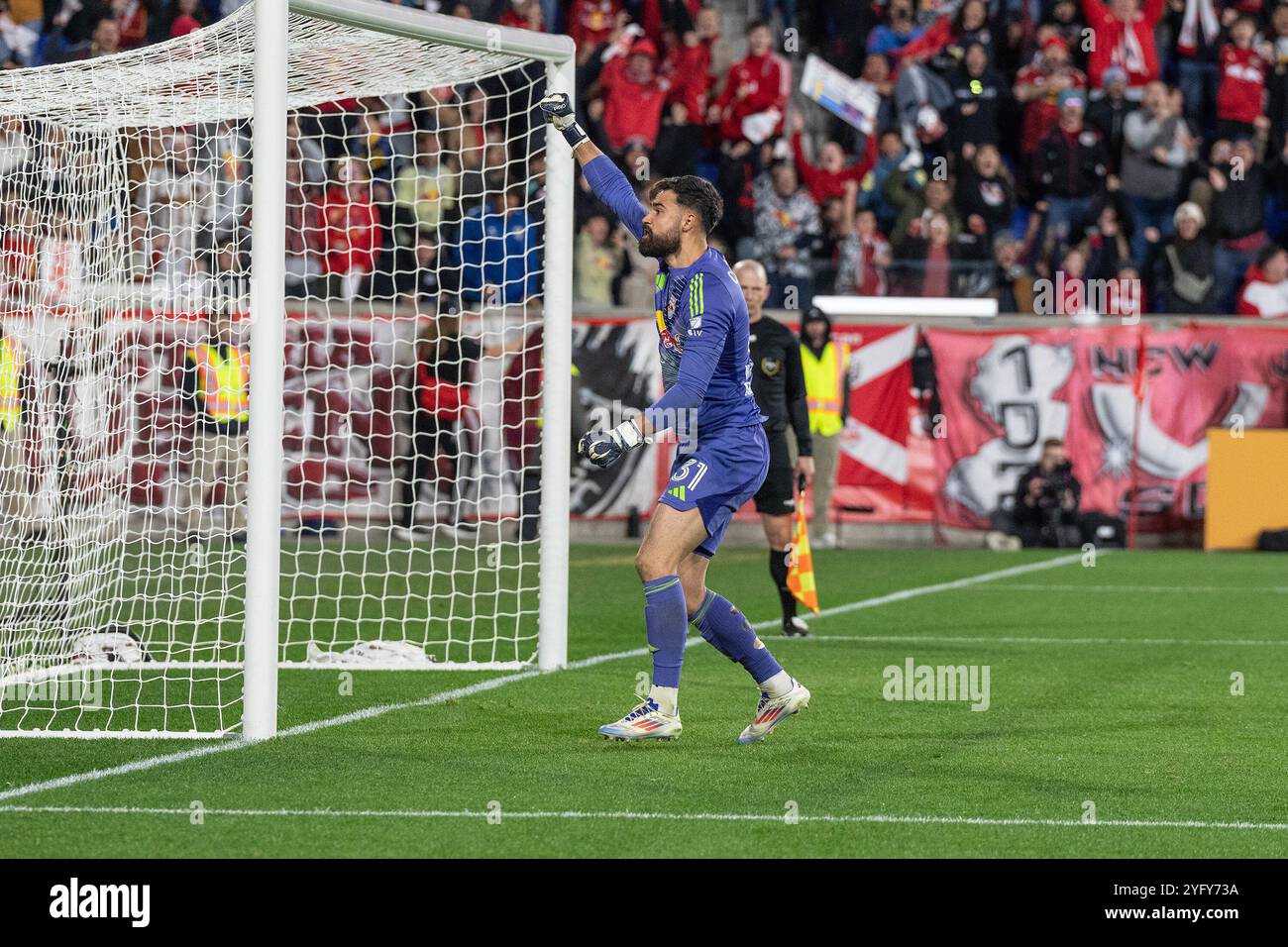 Le gardien Carlos Coronel (31 ans) des Red Bulls célèbre alors qu'il sauve le coup de pied de Maximilian Arfsten (27 ans) de Columbus (non photographié) pendant le tir au penalty après que le temps plein s'est terminé dans un match nul 2-2 entre les New York Red Bulls et Columbus Crew lors de la 1ère ronde des éliminatoires de la MLS Audi Cup au Red Bull Arena à Harrison, NJ Selon les règles établies par la MLS, le premier tour des séries éliminatoires se compose du meilleur des 3 matchs et chaque match doit se terminer par la victoire de l'un des adversaires avec un penalty au cas où le match se terminerait par un match nul (photo de Lev Radin/Pacific Press) Banque D'Images