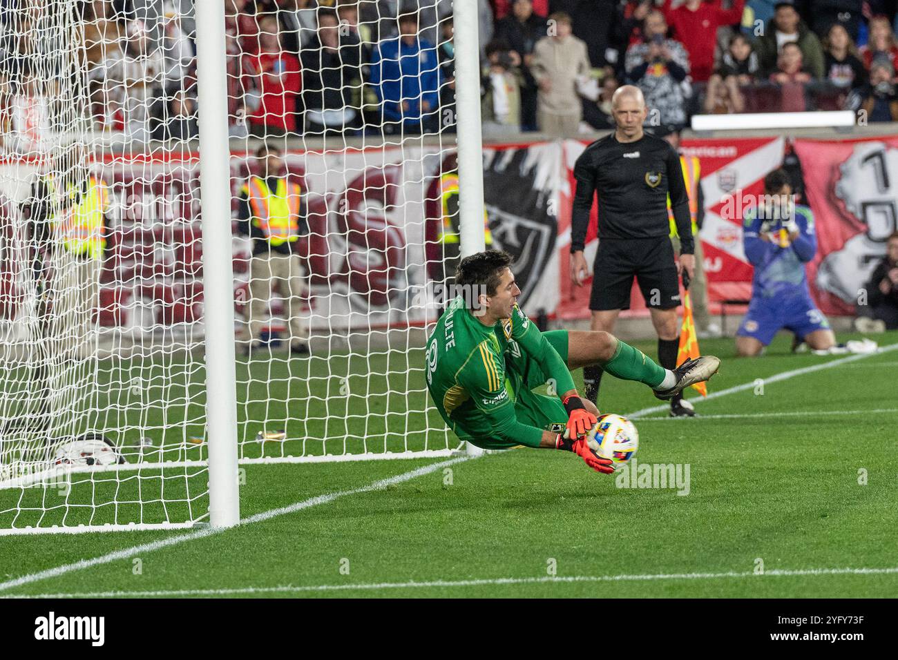 Le gardien Patrick Schulte (31) de Collumbus sauve de Sean Nealis (15) de Red Bulls (non représenté) coup de pénalité lors d'une fusillade au penalty après que le temps plein s'est terminé dans un match nul 2-2 entre les New York Red Bulls et Columbus Crew au 1er tour des séries éliminatoires de la MLS Audi Cup au Red Bull Arena de Harrison, NJ Selon les règles établies par la MLS, le premier tour des séries éliminatoires se compose du meilleur des 3 jeux et tout jeu doit se terminer par la victoire pour l'un des adversaires avec un penalty au cas où le jeu se terminerait par un nul. (Photo de Lev Radin/Pacific Press) Banque D'Images