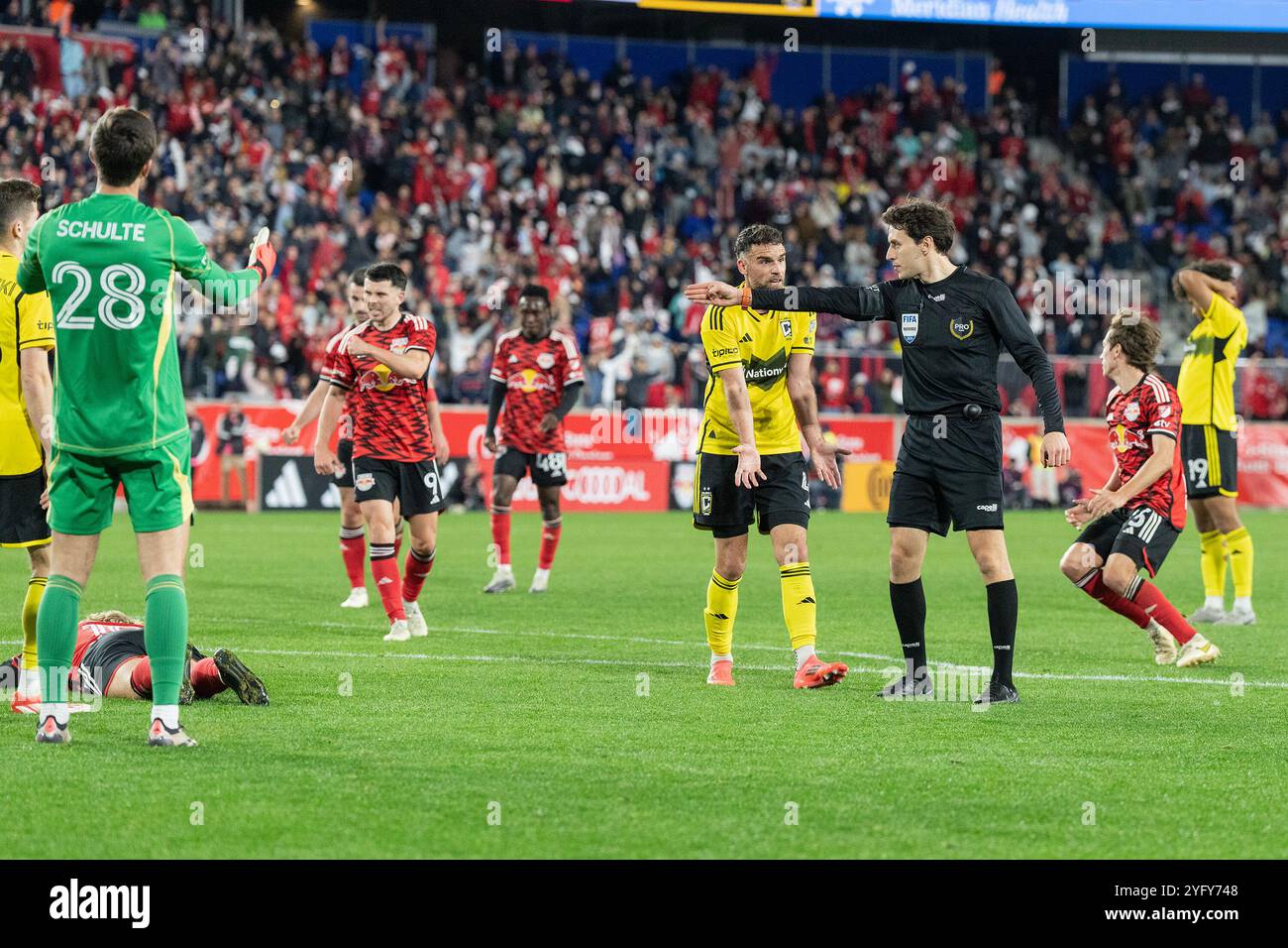 L'arbitre Filip Dujic pointe vers la place de pénalité après qu'Emil Forsberg ait été entaché dans la zone de Columbus Crew lors d'un match entre les New York Red Bulls et Columbus Crew lors de la 1ère manche des séries éliminatoires de la MLS Audi Cup au Red Bull Arena à Harrison, New Jersey, le 3 novembre 2024. Selon les règles établies par la MLS, le premier tour des séries éliminatoires se compose du meilleur des 3 jeux et tout jeu doit se terminer par la victoire pour l'un des adversaires avec un penalty au cas où le jeu se terminerait par un nul. Les Red Bulls gagnent sur des tirs de pénalité (photo de Lev Radin/Pacific Press) Banque D'Images