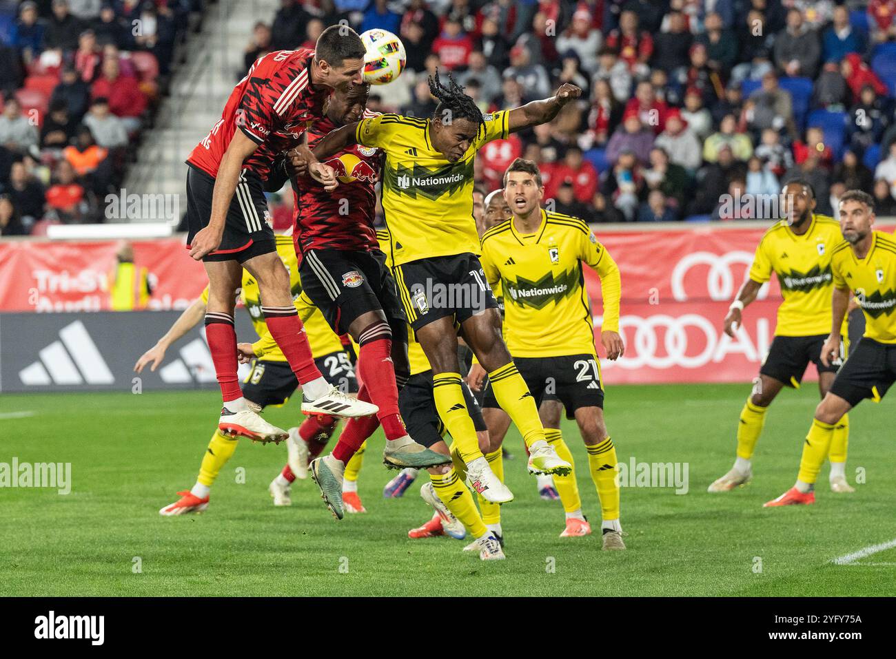 Harrison, États-Unis. 03 Nov, 2024. Sean Nealis (15 ans) des Red Bulls et Dejuan Jones (12 ans) de Columbbus Crew en action pendant le match entre les New York Red Bulls et Columbus Crew au 1er tour des séries éliminatoires de la MLS Audi Cup au Red Bull Arena à Harrison, NJ Selon les règles établies par la MLS, le premier tour des séries éliminatoires se compose du meilleur des 3 jeux et tout jeu doit se terminer par la victoire pour l'un des adversaires avec un penalty au cas où le jeu se terminerait par un nul. Les Red Bulls ont gagné au penalty. (Photo de Lev Radin/Pacific Press) crédit : Pacific Press Media production Corp./Alamy Live News Banque D'Images