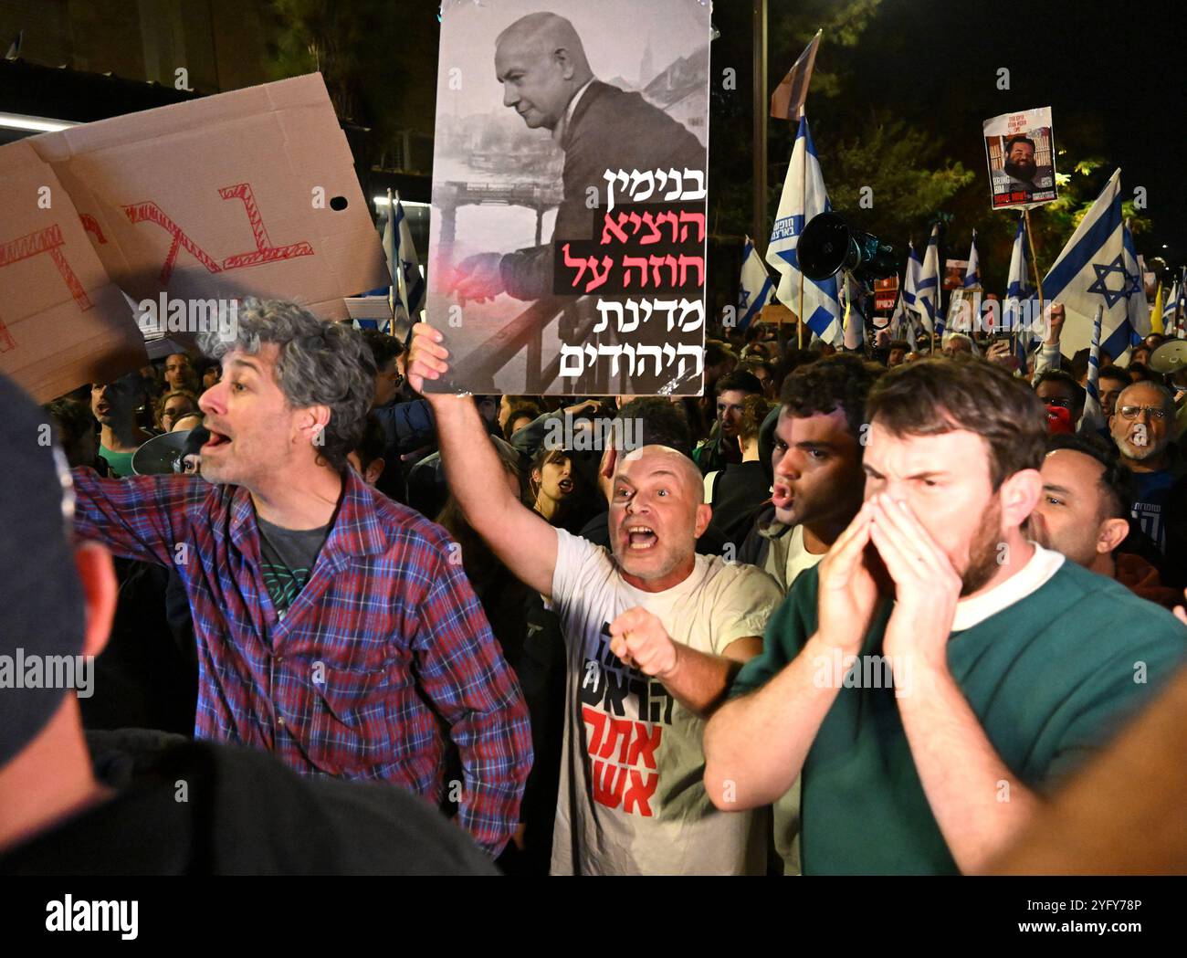 Jérusalem, Israël. 05 novembre 2024. Des Israéliens en colère protestent contre le licenciement du ministre de la Défense Yoav Gallant par le premier ministre Benjamin Netanyahu en pleine guerre, mardi 5 novembre 2024. Les manifestants ont appelé Netanyahu le 'destructeur d'Israël'. Photo de Debbie Hill/ crédit : UPI/Alamy Live News Banque D'Images