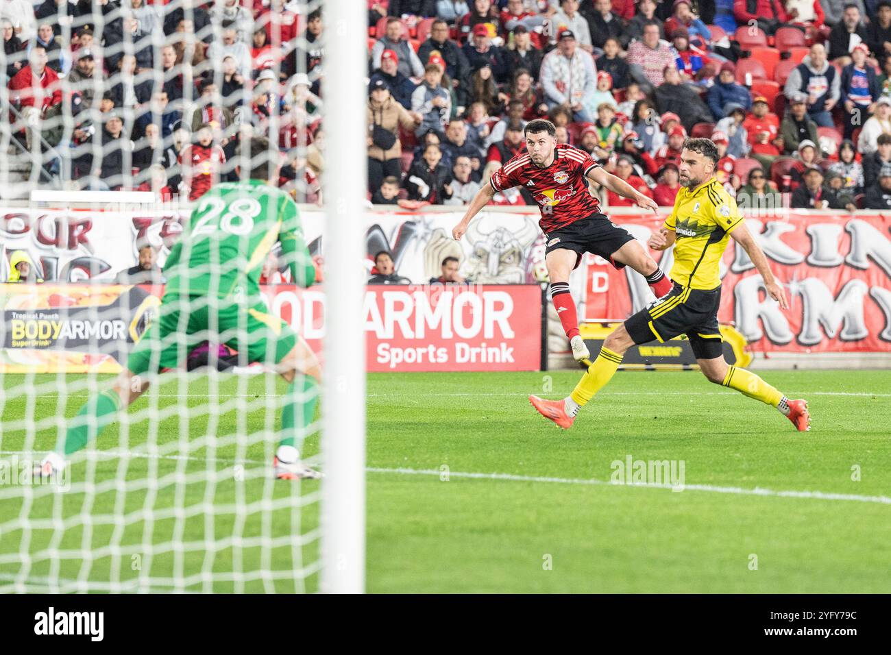 Harrison, États-Unis. 03 Nov, 2024. Lewis Morgan (9 ans) des Red Bulls en action pendant le match entre les New York Red Bulls et Columbus Crew lors de la 1ère manche des séries éliminatoires de la MLS Audi Cup au Red Bull Arena à Harrison, NJ Selon les règles établies par la MLS, le premier tour des séries éliminatoires se compose du meilleur des 3 jeux et tout jeu doit se terminer par la victoire pour l'un des adversaires avec un penalty au cas où le jeu se terminerait par un nul. Les Red Bulls gagnent au penalty (photo de Lev Radin/Pacific Press) crédit : Pacific Press Media production Corp./Alamy Live News Banque D'Images