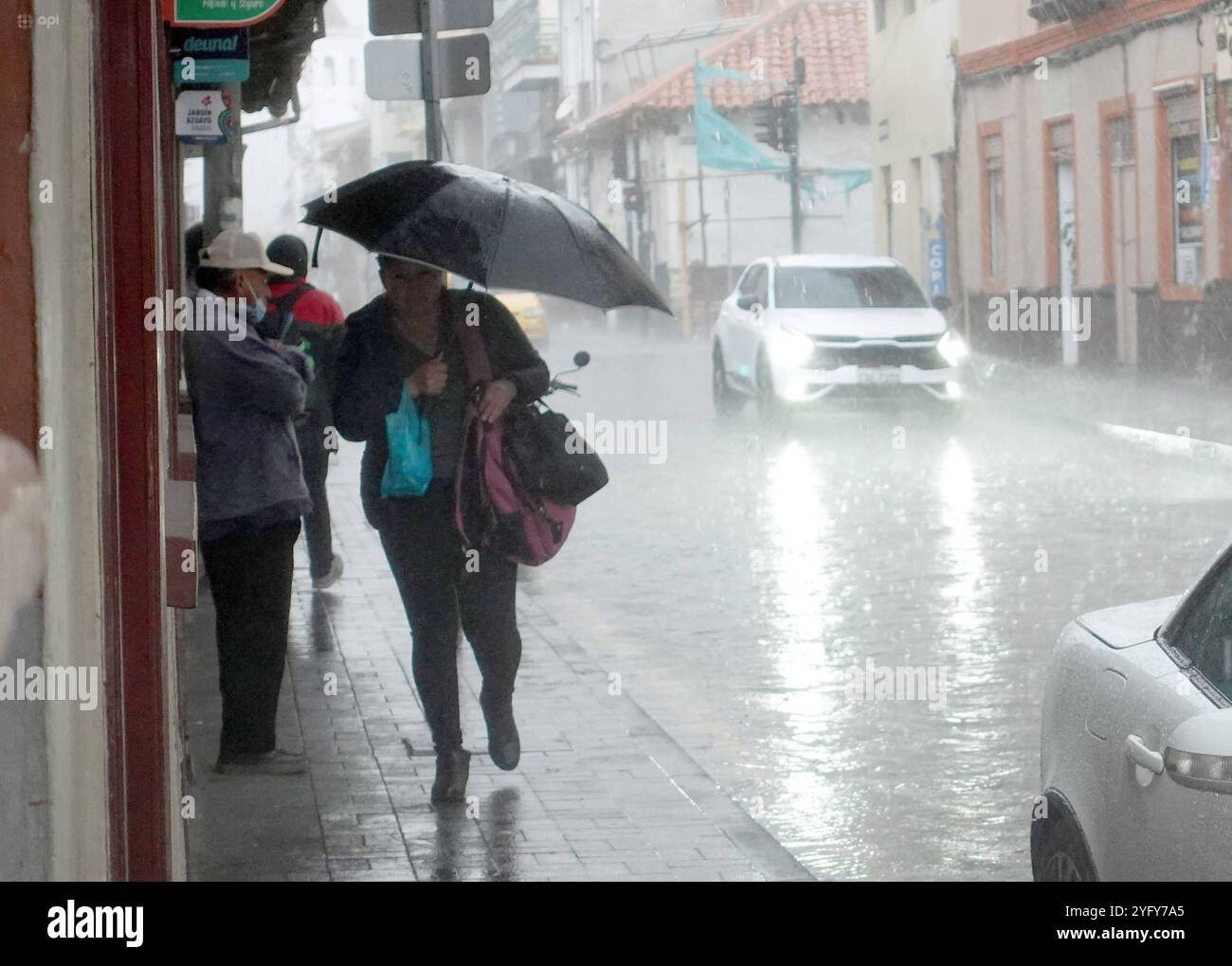 CUENCA PLUIES CET APRÈS-MIDI Cuenca, Équateur 5 novembre 2024 après plusieurs jours de soleil et de chaleur intense, ce mardi après-midi une forte pluie est tombée dans la ville de Cuenca, après 115 jours de sécheresse hydrologique photo Boris Romoleroux API soi CUENCA LLUVIASESTATARDE 776e3581a7ba07023c68fa637d9215ae Copyright : xBORISxROMOLEROUXx Banque D'Images