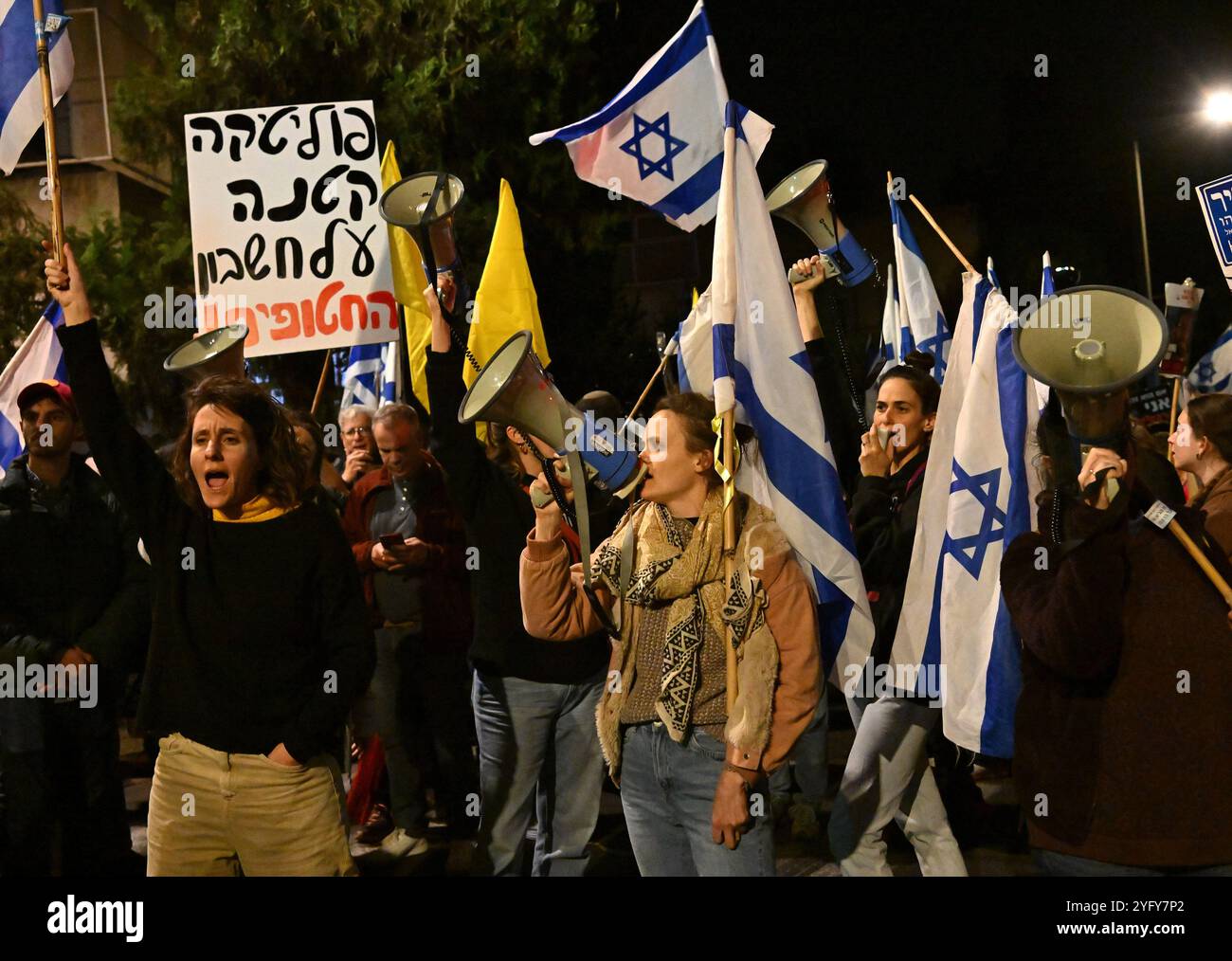 Jérusalem, Israël. 05 novembre 2024. Des Israéliens en colère protestent contre le licenciement du ministre de la Défense Yoav Gallant par le premier ministre Benjamin Netanyahu en pleine guerre, mardi 5 novembre 2024. Les manifestants ont appelé Netanyahu le 'destructeur d'Israël'. Photo de Debbie Hill/ crédit : UPI/Alamy Live News Banque D'Images