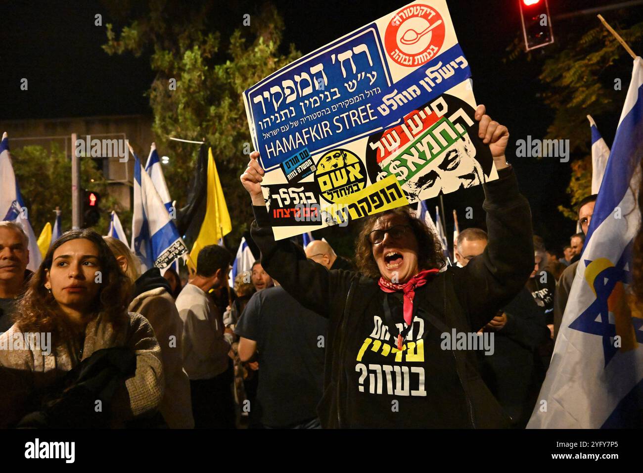 Jérusalem, Israël. 05 novembre 2024. Des Israéliens en colère protestent contre le licenciement du ministre de la Défense Yoav Gallant par le premier ministre Benjamin Netanyahu en pleine guerre, mardi 5 novembre 2024. Les manifestants ont appelé Netanyahu le 'destructeur d'Israël'. Photo de Debbie Hill/ crédit : UPI/Alamy Live News Banque D'Images