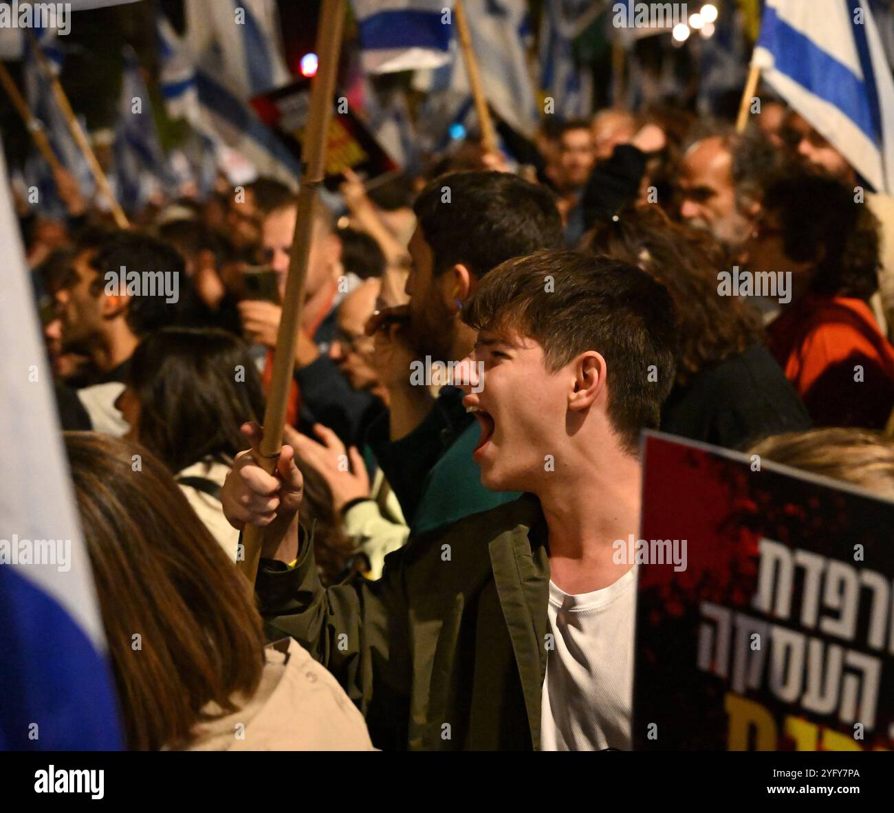 Jérusalem, Israël. 05 novembre 2024. Des Israéliens en colère protestent contre le licenciement du ministre de la Défense Yoav Gallant par le premier ministre Benjamin Netanyahu en pleine guerre, mardi 5 novembre 2024. Les manifestants ont appelé Netanyahu le 'destructeur d'Israël'. Photo de Debbie Hill/ crédit : UPI/Alamy Live News Banque D'Images