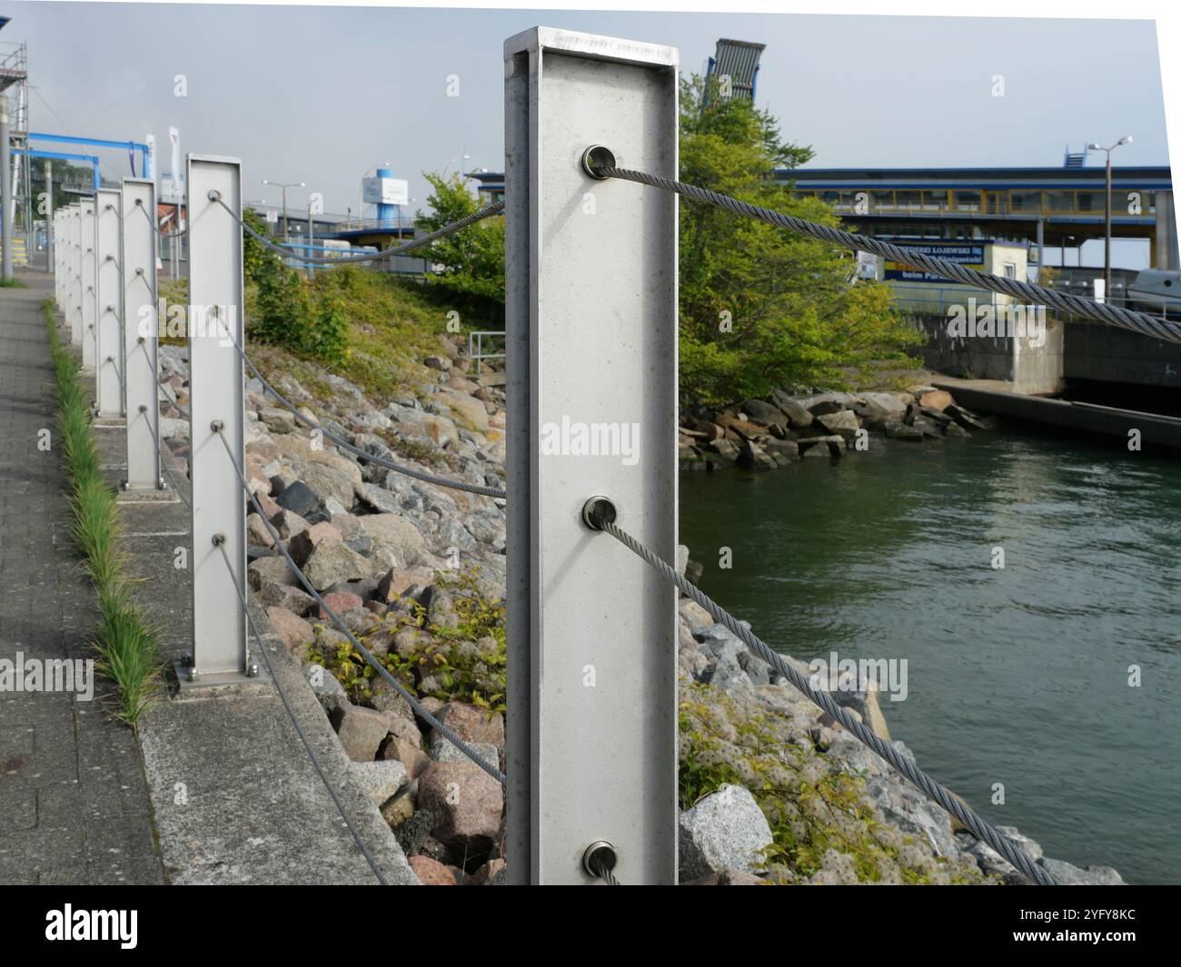 Les garde-corps de protection pour sécuriser le bassin du port se composent également de poteaux métalliques et de croisillons comme un câble métallique Banque D'Images