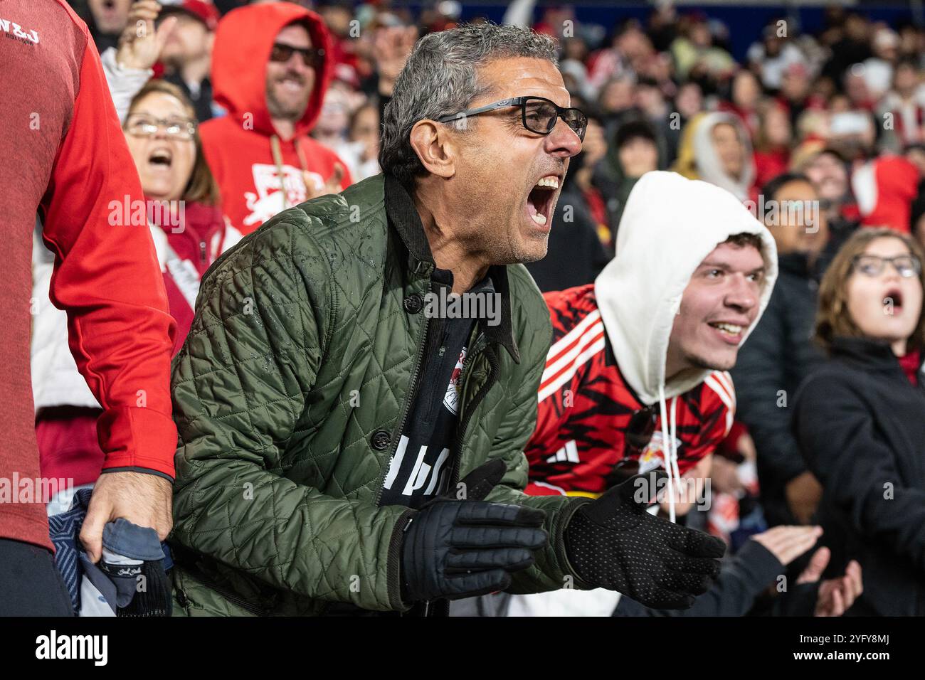 Harrison, New Jersey, États-Unis. 3 novembre 2024. Les fans réagissent pendant le tir au penalty après que le temps plein se soit terminé par un match nul 2 - 2 entre les New York Red Bulls et Columbus Crew lors du 1er tour des séries éliminatoires de la MLS Audi Cup au Red Bull Arena à Harrison, NJ Selon les règles établies par la MLS, le premier tour des séries éliminatoires se compose du meilleur des 3 jeux et tout jeu doit se terminer par la victoire pour l'un des adversaires avec un penalty au cas où le jeu se terminerait par un nul. (Crédit image : © Lev Radin/Pacific Press via ZUMA Press Wire) USAGE ÉDITORIAL SEULEMENT! Non destiné à UN USAGE commercial ! Banque D'Images