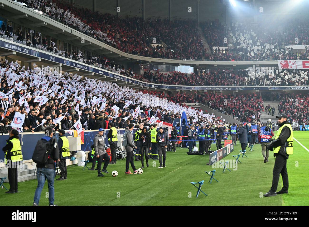 Lille, France. 05 novembre 2024. Fans et supporters de Lille photographiés lors d'un match de football entre le Lille Olympique Sporting Club français et la Juventus italienne lors de la phase 4 de la Ligue des Champions de l'UEFA, jour 4 de la saison 2024-25, le mardi 5 novembre 2024 à Lille, France . Crédit : Sportpix/Alamy Live News Banque D'Images