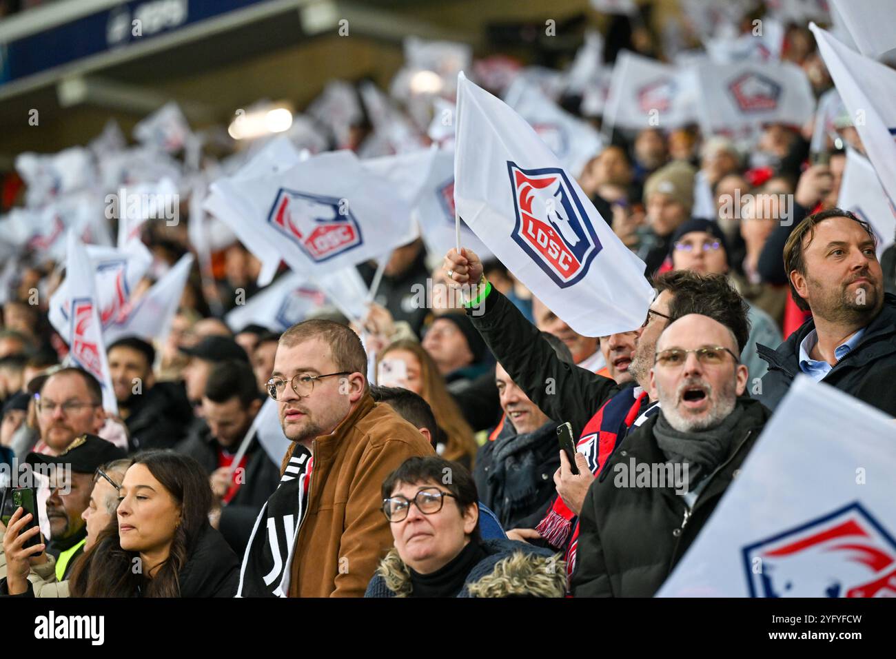 Lille, France. 05 novembre 2024. Fans et supporters de Lille photographiés lors d'un match de football entre le Lille Olympique Sporting Club français et la Juventus italienne lors de la phase 4 de la Ligue des Champions de l'UEFA, jour 4 de la saison 2024-25, le mardi 5 novembre 2024 à Lille, France . Crédit : Sportpix/Alamy Live News Banque D'Images