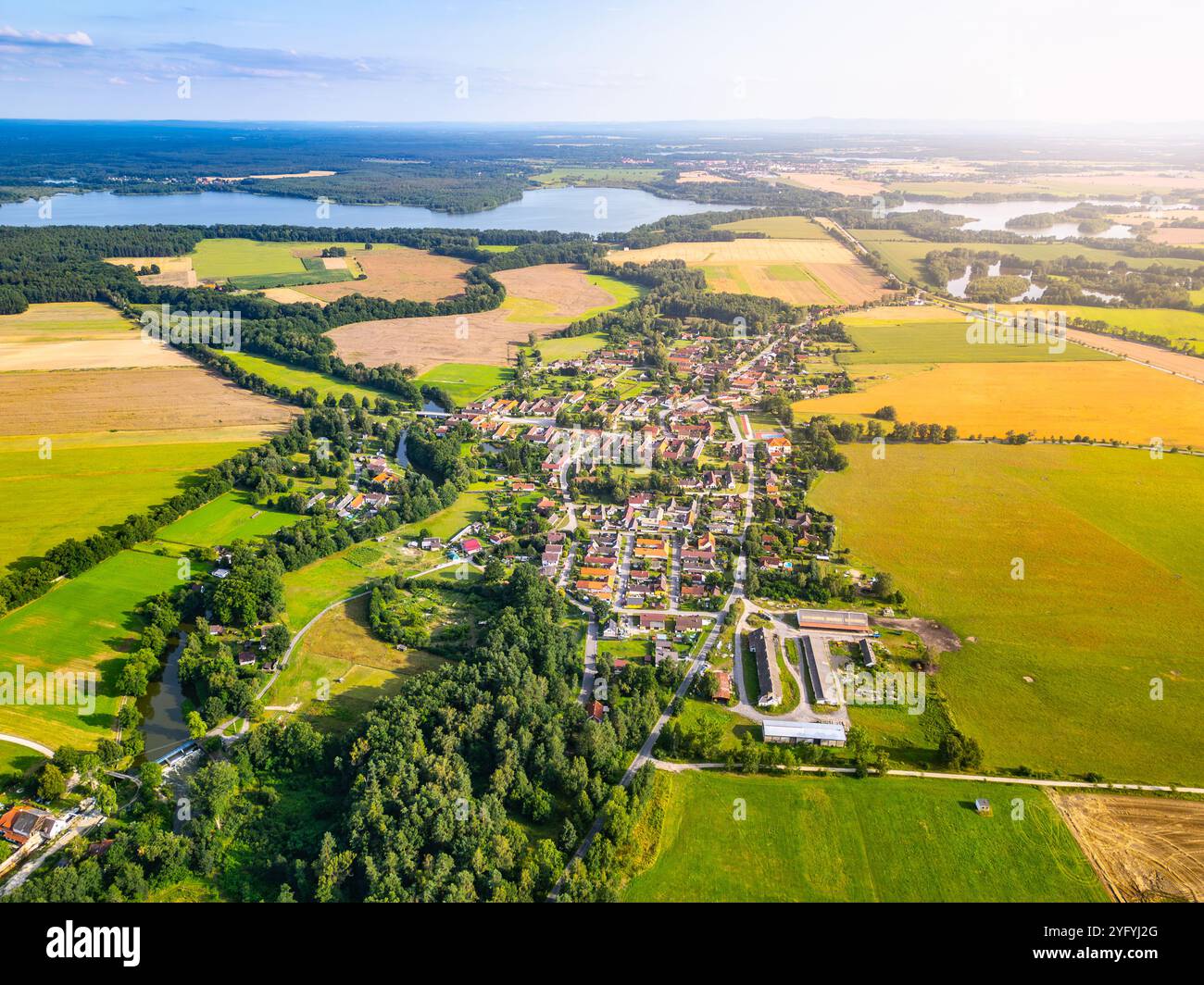 Le vaste paysage rural autour de Trebon présente des champs patchwork, des maisons de village pittoresques et des lacs sereins. Cette région pittoresque met en valeur la beauté naturelle et le charme agricole de la campagne tchèque. Banque D'Images
