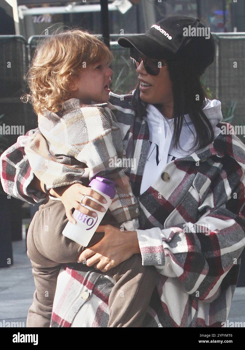 05/11/2024 Milan Ph. Paolo Della Bella Federica Calemme avec son neveu dans les bras, et sa sœur Roberta marchant sur la Piazza Gae Aulenti Banque D'Images