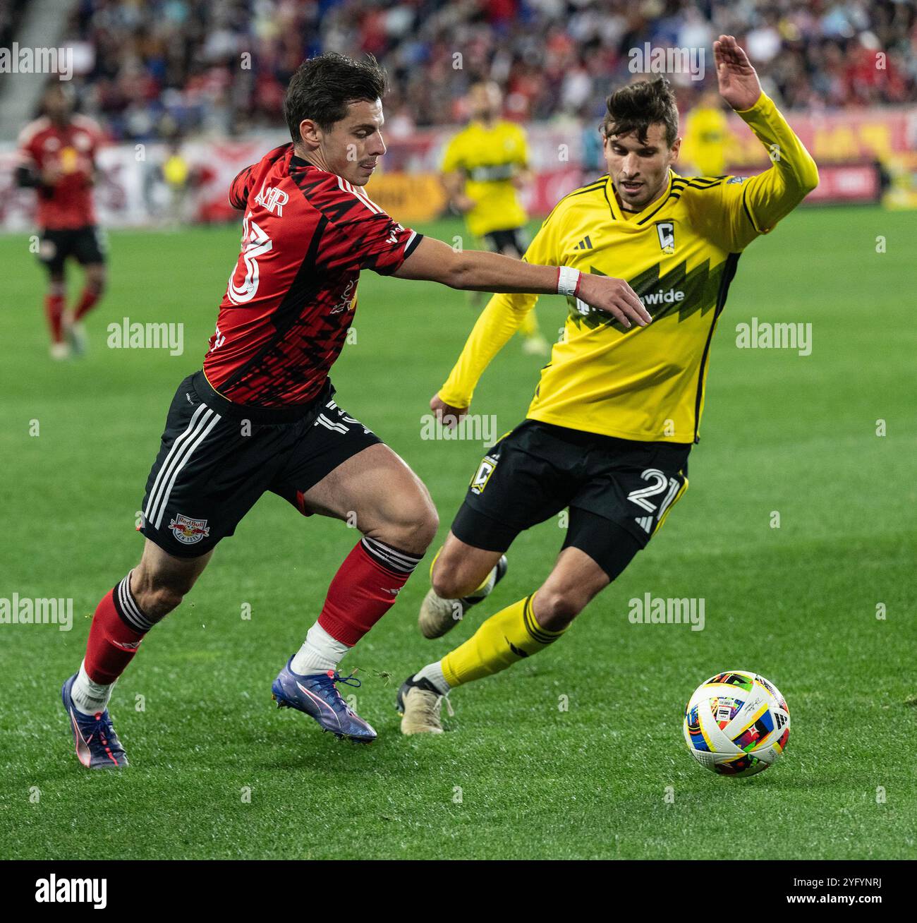 3 novembre 2024, Harrison, New Jersey, États-Unis : Dante Vanzeir (13 ans) des Red Bulls et Yevhen Cheberko (21 ans) de Columbbus Crew en action pendant le match entre les New York Red Bulls et Columbus Crew lors de la 1ère ronde des éliminatoires de la MLS Audi Cup au Red Bull Arena de Harrison, NJ Selon les règles établies par la MLS, le premier tour des séries éliminatoires se compose du meilleur des 3 jeux et tout jeu doit se terminer par la victoire pour l'un des adversaires avec un penalty au cas où le jeu se terminerait par un nul. Les Red Bulls ont gagné au penalty. (Crédit image : © Lev Radin/Pacific Press via ZUMA Press Wire) USAGE ÉDITORIAL SEULEMENT! Pas pour comme Banque D'Images