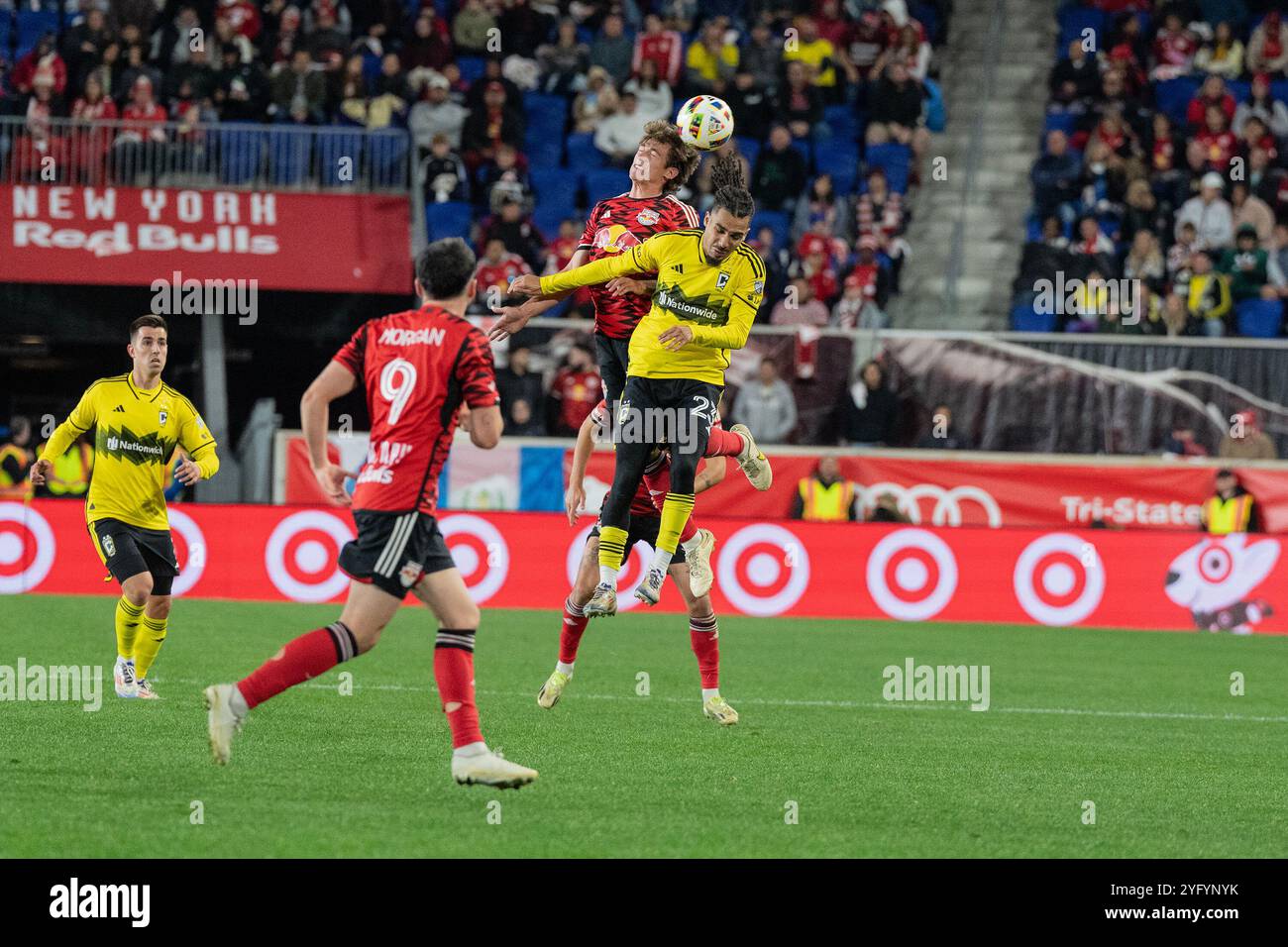 Harrison, New Jersey, États-Unis. 3 novembre 2024. Daniel Edelman (75 ans) des Red Bulls et Mohamed Farsi (23 ans) de Columbus Crew en action pendant le match entre les New York Red Bulls et Columbus Crew lors de la première ronde des séries éliminatoires de la MLS Audi Cup au Red Bull Arena à Harrison, NJ Selon les règles établies par la MLS, le premier tour des séries éliminatoires se compose du meilleur des 3 jeux et tout jeu doit se terminer par la victoire pour l'un des adversaires avec un penalty au cas où le jeu se terminerait par un nul. Les Red Bulls ont gagné au penalty. (Crédit image : © Lev Radin/Pacific Press via ZUMA Press Wire) USAGE ÉDITORIAL SEULEMENT! Pas pour Commerc Banque D'Images