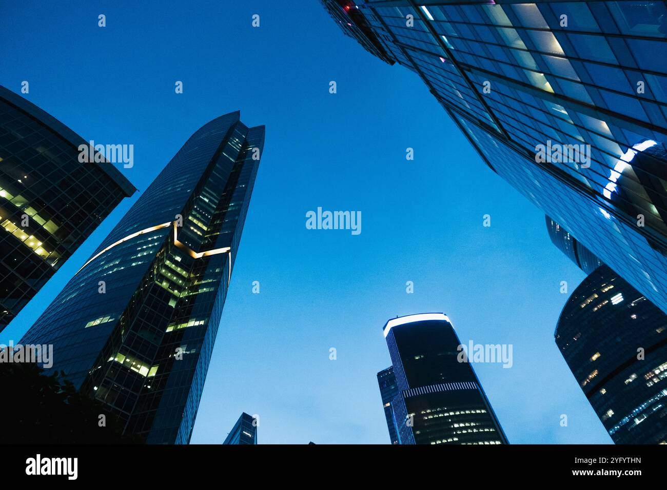 Moscou, Russie - 19 août 2024 : vue architecturale des gratte-ciel Techno City de Moscou contre un ciel nocturne bleu profond, mettant en valeur des façades en verre modernes Banque D'Images