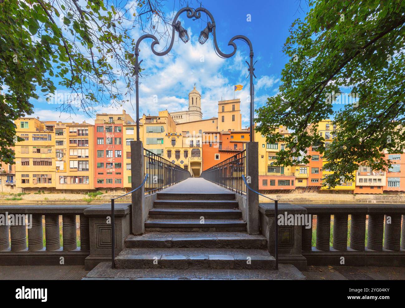 La tour de la cathédrale de Gérone s'élève au-dessus des bâtiments résidentiels colorés dans la vieille ville par une journée ensoleillée claire à Gérone, en Espagne. Banque D'Images