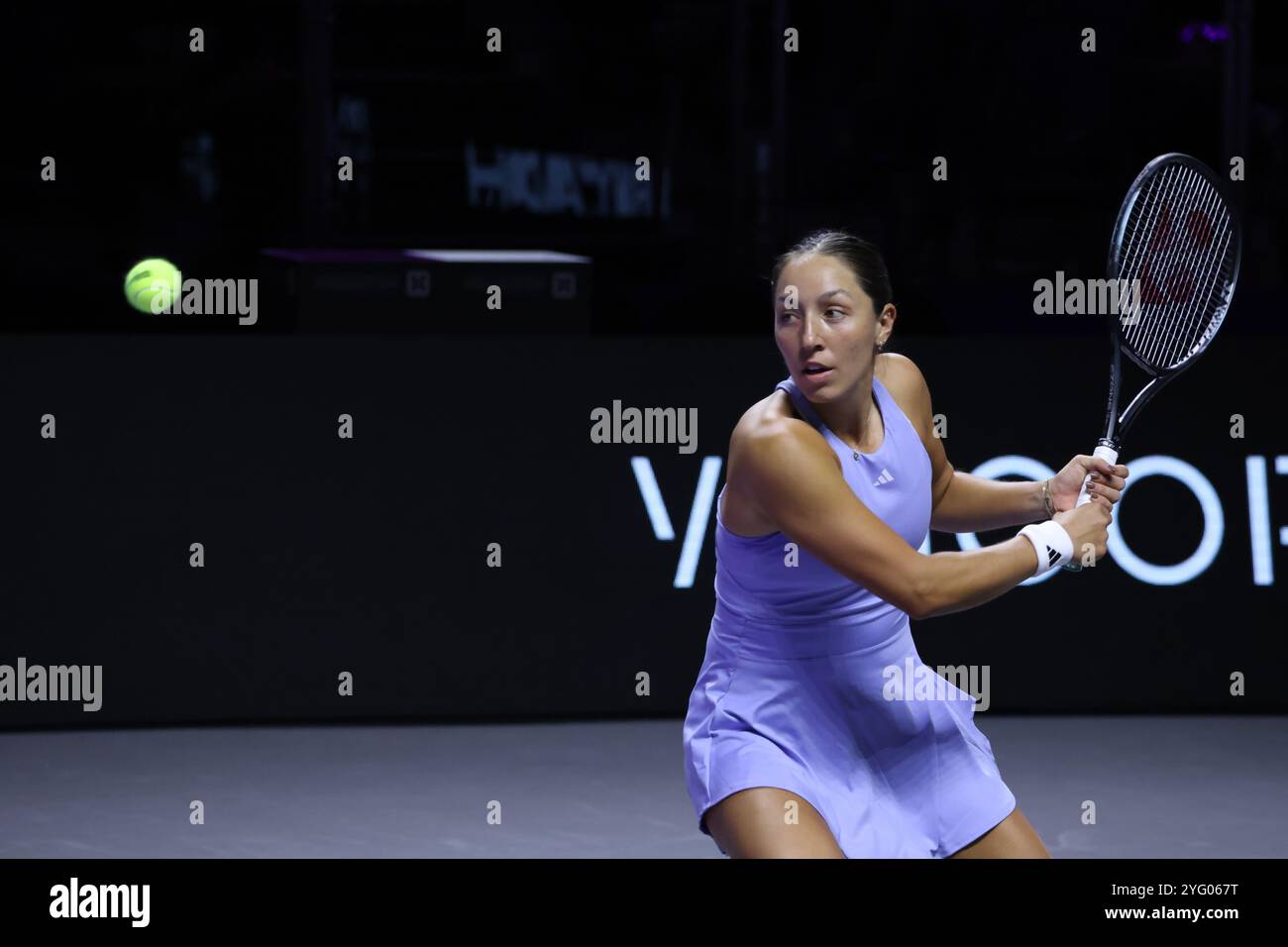 Riyad, Arabie Saoudite. 5 novembre 2024. Jessica Pegula, des États-Unis, frappe un retour lors du match à la ronde contre Barbora Krejcikova, de la République tchèque, au tournoi de tennis des finales de la WTA à Riyad, en Arabie Saoudite, le 5 novembre 2024. Crédit : Luo Chen/Xinhua/Alamy Live News Banque D'Images