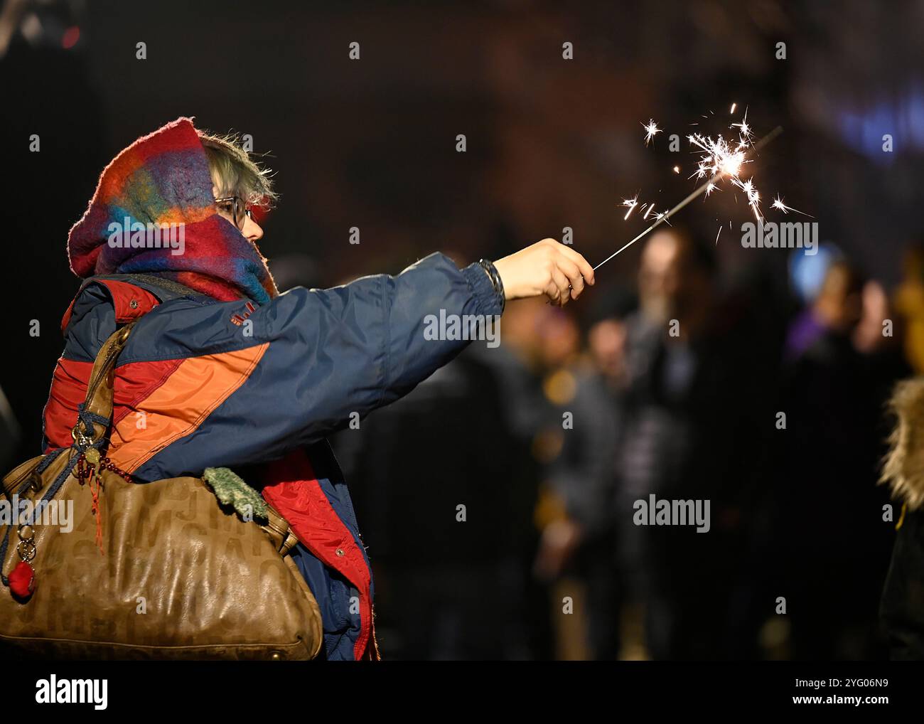 Lewes, Royaume-Uni. 5 novembre 2024. Des milliers de personnes remplissent les rues de Lewes dans le Sussex de l'est pour assister à la procession traditionnelle des sociétés de feu de joie de la ville qui commémore à la fois le complot de poudre à canon et les 17 protestants qui ont été brûlés sur le bûcher de Lewes entre 1555 et 1557. Banque D'Images