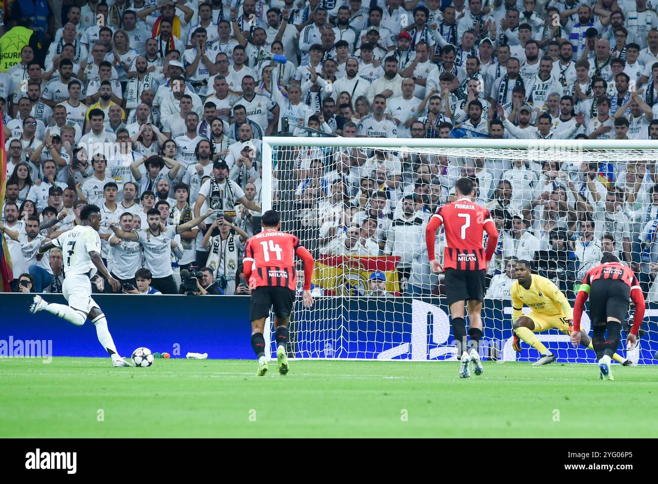Madrid, Espagne. 5 novembre 2024. Vinicius Junior (1er l) du Real Madrid marque un penalty lors du match de football de la Ligue des Champions de l'UEFA entre le Real Madrid et l'AC Milan au stade Santiago Bernabeu de Madrid, Espagne, le 5 novembre 2024. Crédit : Gustavo Valiente/Xinhua/Alamy Live News Banque D'Images