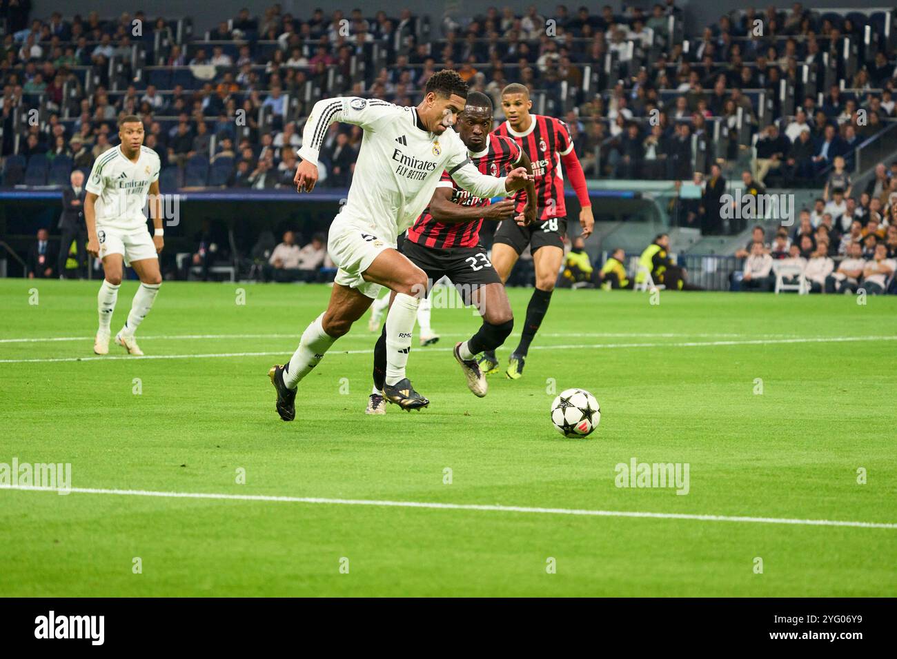 Madrid, Espagne. 05 novembre 2024. Jude Bellingham (milieu de terrain ; Real Madrid), Fikayo Tomori (défenseur ; AC Milan) en action lors du match de l'UEFA Champions League entre le Real Madrid et l'AC Milan au stade Santiago Bernabeu le 5 novembre 2024 à Madrid, Espagne. Crédit : album/Alamy Live News Banque D'Images