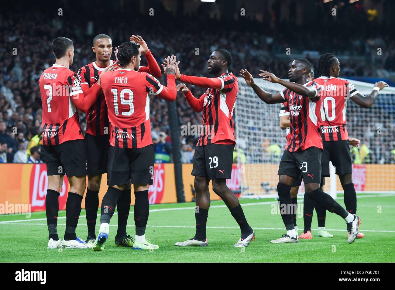 Madrid, Espagne. 5 novembre 2024. Les joueurs de l'AC Milan célèbrent un but lors du match de football de l'UEFA Champions League entre le Real Madrid et l'AC Milan au stade Santiago Bernabeu de Madrid, en Espagne, le 5 novembre 2024. Crédit : Gustavo Valiente/Xinhua/Alamy Live News Banque D'Images
