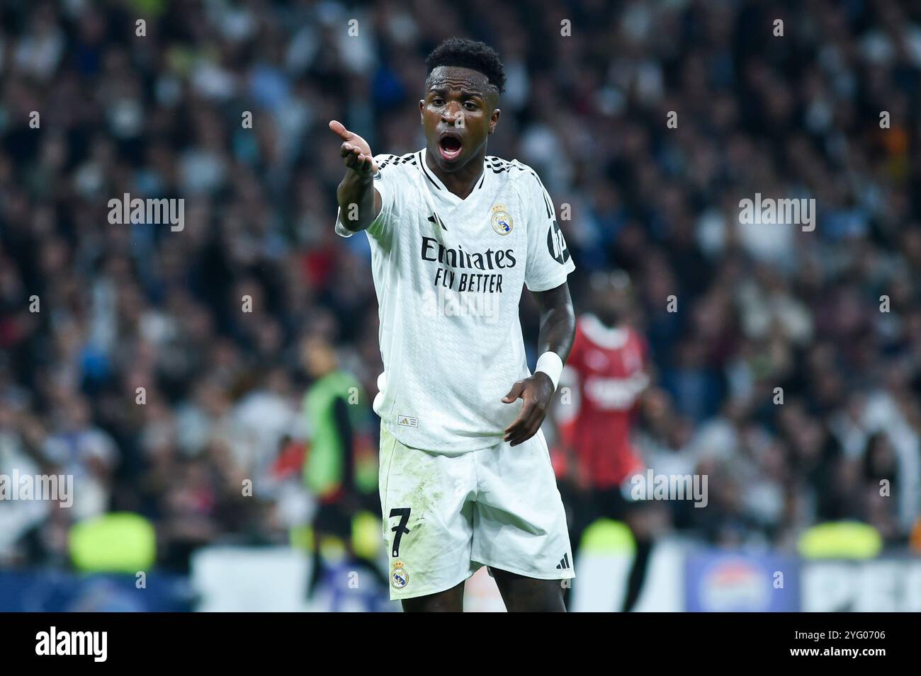 Madrid, Espagne. 5 novembre 2024. Vinicius Junior du Real Madrid réagit lors du match de football de l'UEFA Champions League entre le Real Madrid et l'AC Milan au stade Santiago Bernabeu de Madrid, en Espagne, le 5 novembre 2024. Crédit : Gustavo Valiente/Xinhua/Alamy Live News Banque D'Images