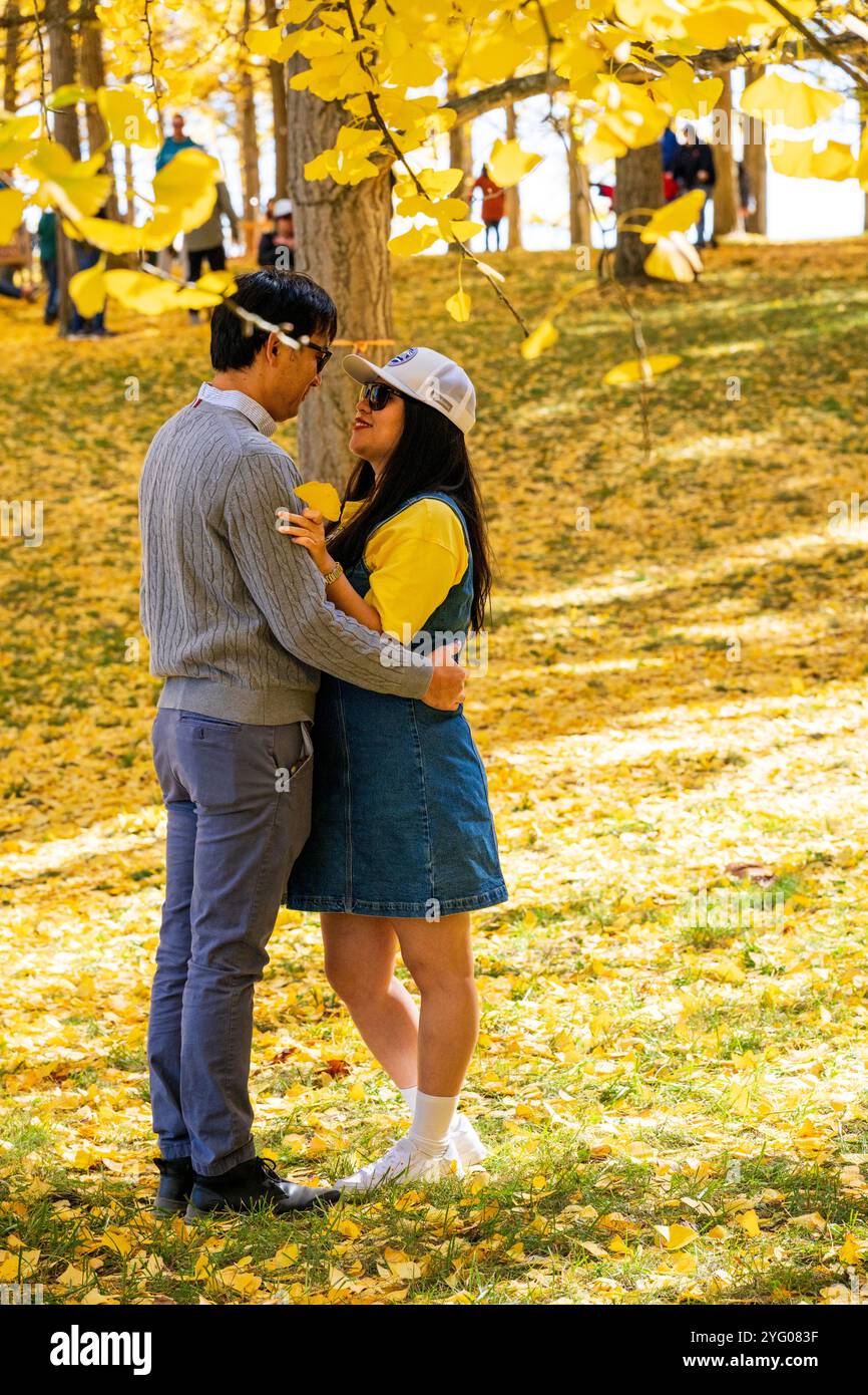 Un jeune couple pose pour des photos selfie, l'appareil photo est sur un trépied hors du cadre. Banque D'Images