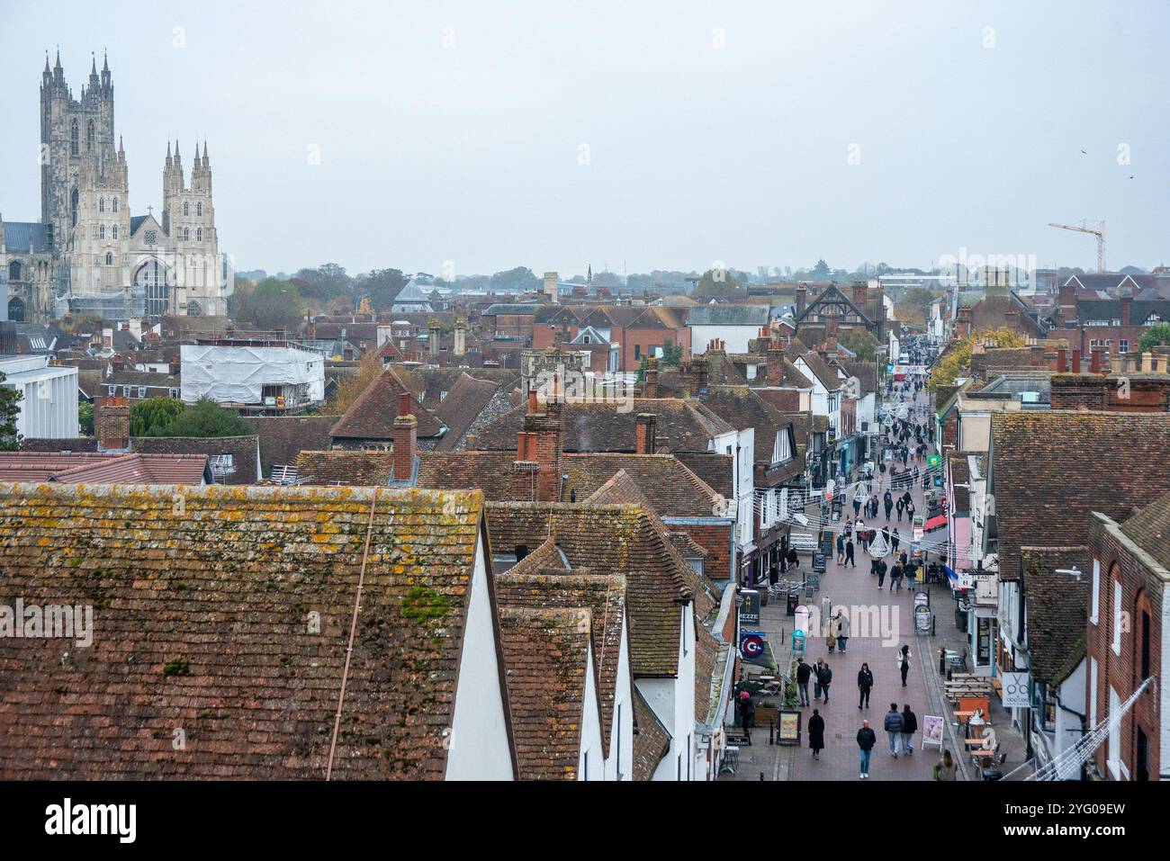 Canterbury, Royaume-Uni. 05 novembre 2024. Vue sur la High Street et la cathédrale depuis les Westgate Towers à Canterbury. Canterbury n'est pas seulement la seule ville du Kent, en Angleterre, mais la plus ancienne et la plus célèbre. Le site de la ville est occupé depuis l'époque paléolithique. Il se trouve sur la rivière Stour. La population de Canterbury est de 157550 en 2022. (Photo de Krisztian Elek/SOPA images/SIPA USA) crédit : SIPA US/Alamy Live News Banque D'Images