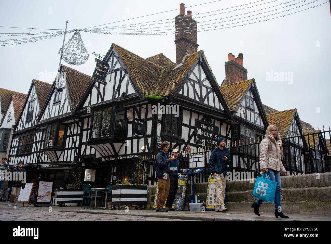 Canterbury, Royaume-Uni. 05 novembre 2024. Les gens se promènent devant la Old Weavers House sur la High Street à Canterbury. Son nom fait référence à l'afflux des tisserands flamands et huguenots qui s'installent dans cette région aux XVIe et XVIIe siècles. Canterbury n'est pas seulement la seule ville du Kent, en Angleterre, mais la plus ancienne et la plus célèbre. Le site de la ville est occupé depuis l'époque paléolithique. Il se trouve sur la rivière Stour. La population de Canterbury est de 157550 en 2022. (Photo de Krisztian Elek/SOPA images/SIPA USA) crédit : SIPA USA/Alamy Live News Banque D'Images