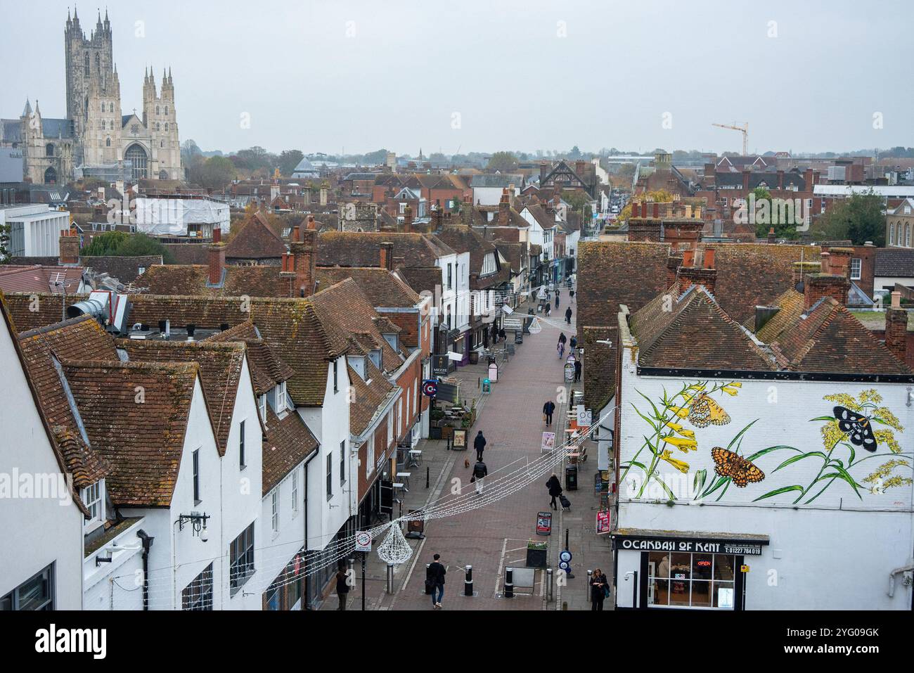 Canterbury, Royaume-Uni. 05 novembre 2024. Vue sur la High Street et la cathédrale depuis les Westgate Towers à Canterbury. Canterbury n'est pas seulement la seule ville du Kent, en Angleterre, mais la plus ancienne et la plus célèbre. Le site de la ville est occupé depuis l'époque paléolithique. Il se trouve sur la rivière Stour. La population de Canterbury est de 157550 en 2022. (Photo de Krisztian Elek/SOPA images/SIPA USA) crédit : SIPA USA/Alamy Live News Banque D'Images