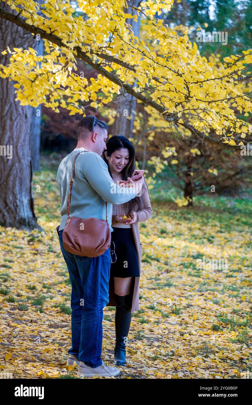 Un jeune couple regarde leurs photos de selfie. Banque D'Images