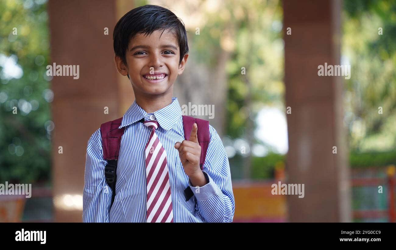 Portrait d'enfants d'école indiens heureux portant l'uniforme scolaire. Concept Skills India. Concept d'éducation. Inde rurale. Concept d'amitié, d'éducation et Banque D'Images