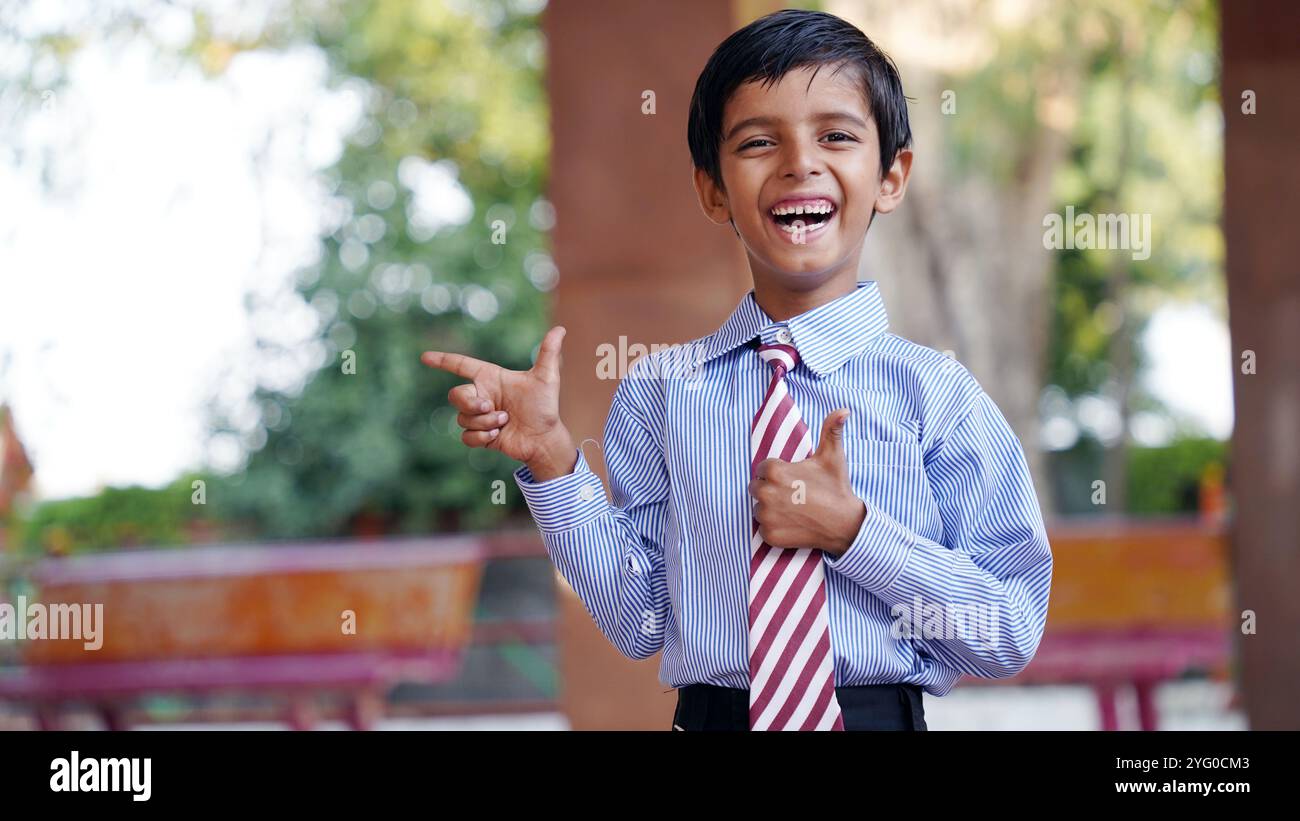 Portrait d'enfants d'école indiens heureux portant l'uniforme scolaire. Concept Skills India. Concept d'éducation. Inde rurale. Concept d'amitié, d'éducation et Banque D'Images