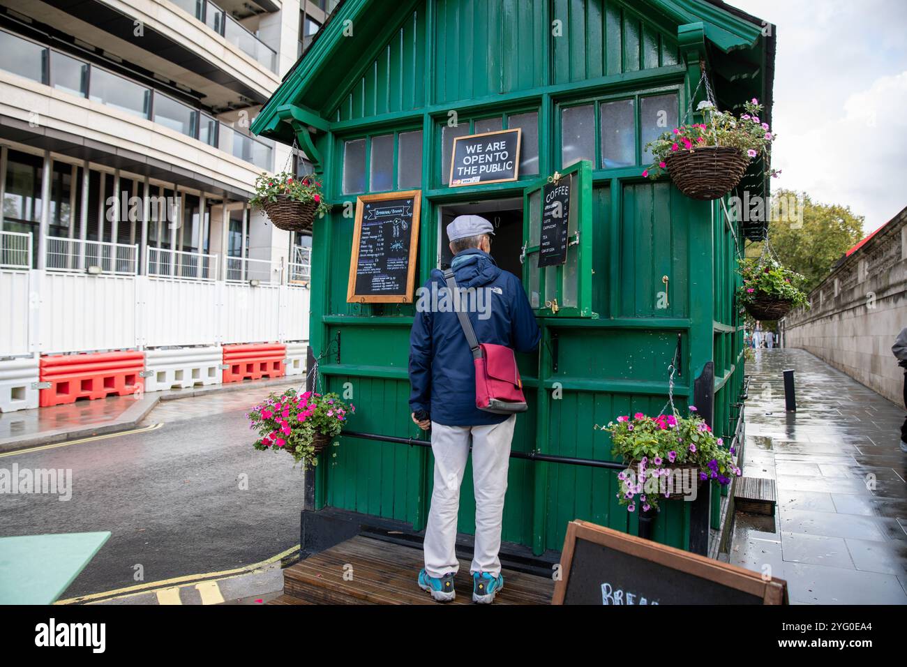 Un bénévole de Poppy Cab se tient à la fenêtre d'un Green Hut, Cab Mans Shelter. Fondée il y a quinze ans par des chauffeurs de taxi londoniens, Poppy Cabs offre des trajets gratuits aux vétérans militaires participant au service annuel du jour du souvenir au cénotaphe de Westminster, à Londres. Inspirés par le Royal British Legionís Poppy Appeal, où les badges rouges du coquelicot sont échangés contre des dons caritatifs, ces chauffeurs de taxi dévoués s’organisent sous l’initiative ìPoppy Cabsî. Chaque année, les chauffeurs offrent des trajets gratuits aux vétérans à partir des principales gares ferroviaires de Londres, assurant qu'ils arrivent en toute sécurité et en toute sécurité Banque D'Images