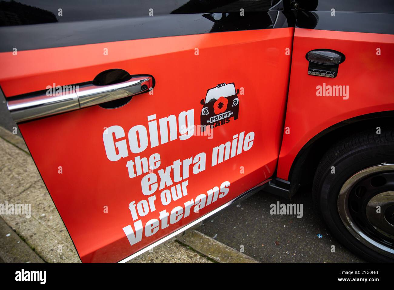 Londres, Royaume-Uni. 3 novembre 2024. La décoration de porte d'un Poppy Cab. Fondée il y a quinze ans par des chauffeurs de taxi londoniens, Poppy Cabs offre des trajets gratuits aux vétérans militaires participant au service annuel du jour du souvenir au cénotaphe de Westminster, à Londres. Inspirés par le Royal British LegionÃ-s Poppy Appeal, où les badges rouges du coquelicot sont échangés contre des dons caritatifs, ces chauffeurs de taxi dévoués s’organisent dans le cadre de l’initiative Ã¬Poppy CabsÃ®. Chaque année, les chauffeurs offrent des trajets gratuits aux vétérans à partir des principales gares ferroviaires de Londres, assurant qu'ils arrivent en toute sécurité et en toute sécurité Banque D'Images