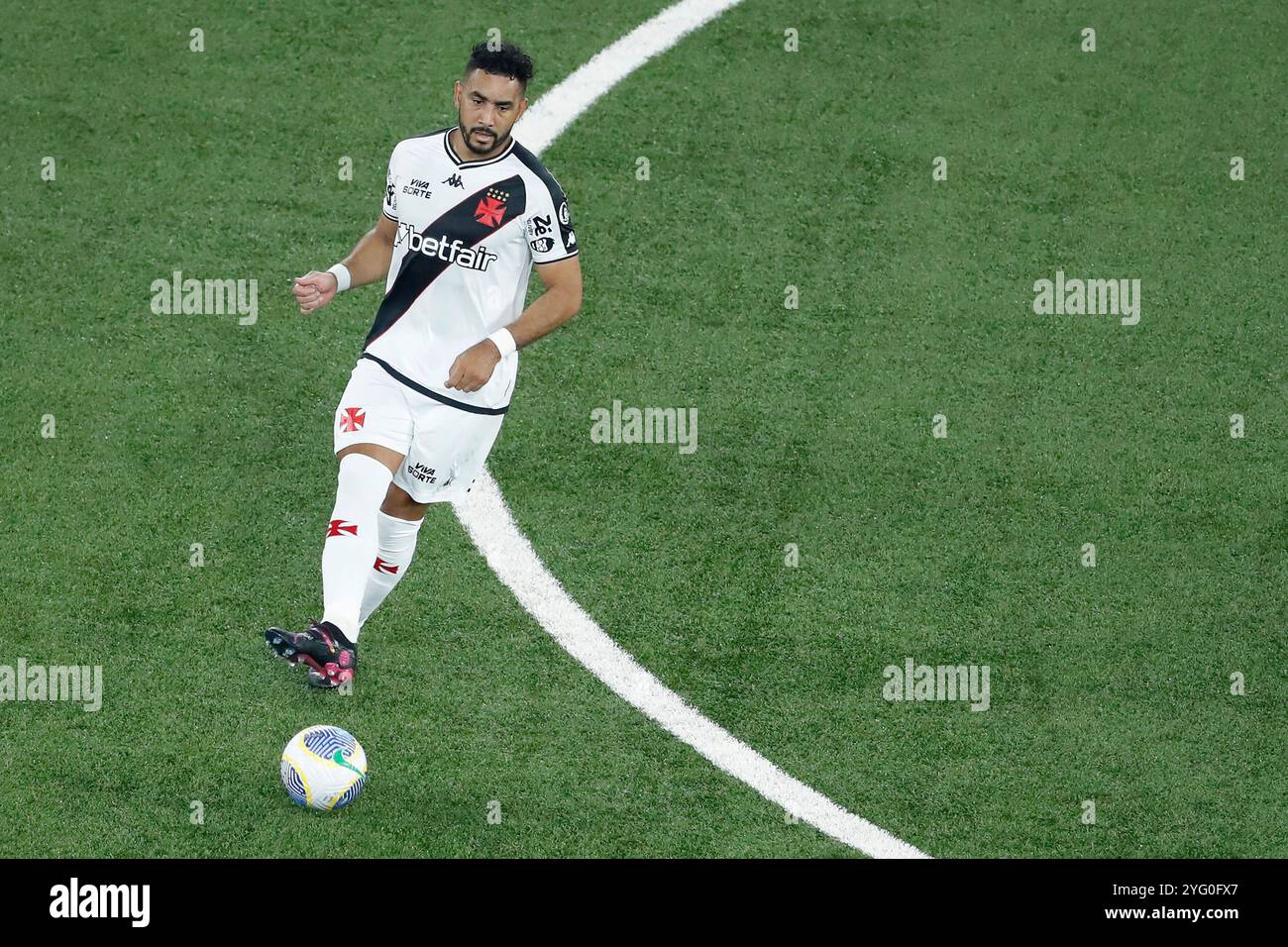 Rio de Janeiro, Brésil. 05 novembre 2024. Dimitri Payet de Vasco da Gama passe le ballon lors du match entre Botafogo et Vasco da Gama, pour la Serie A 2024 brésilienne, au stade Nilton Santos, à Rio de Janeiro, le 05 novembre 2024. Photo : Nadine Freitas/DiaEsportivo/Alamy Live News crédit : DiaEsportivo/Alamy Live News Banque D'Images