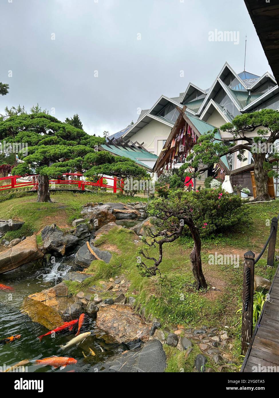 Jardin japonais serein avec étang Koi et architecture unique Banque D'Images