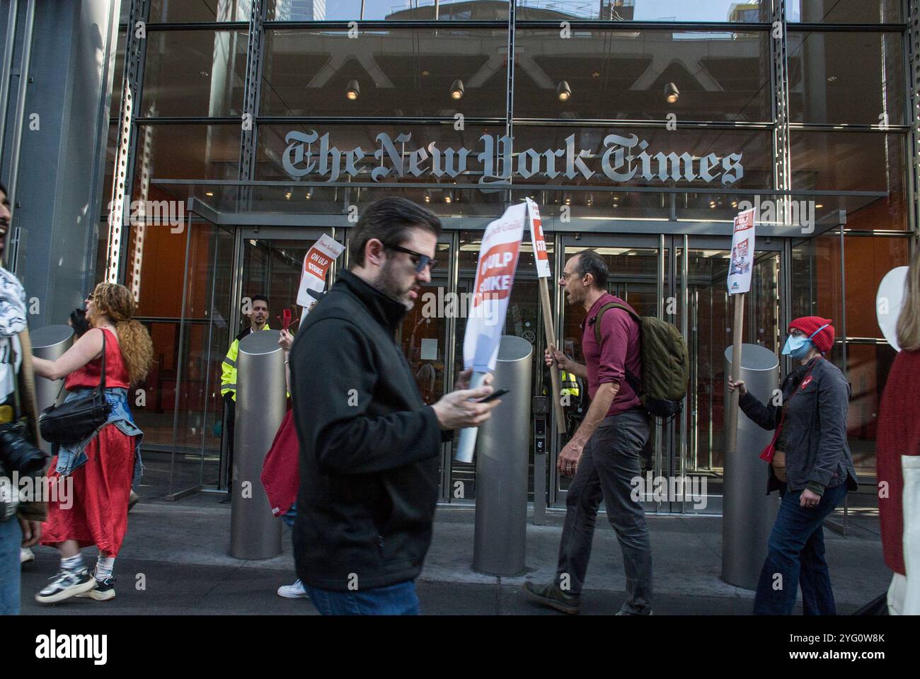 5 novembre 2024, New York City, New York, U. S : le New York Times Tech Guild se met en grève devant le siège principal du New York Times à New York. Il y a trois points marquants majeurs : 1. Plus de flexibilité avec le travail à domicile. 2. Des taux de rémunération plus concurrentiels. 3. Des conditions de licenciement et de restructuration plus équitables pour les salariés. (Crédit image : © Billy Tompkins/ZUMA Press Wire) USAGE ÉDITORIAL SEULEMENT! Non destiné à UN USAGE commercial ! Banque D'Images