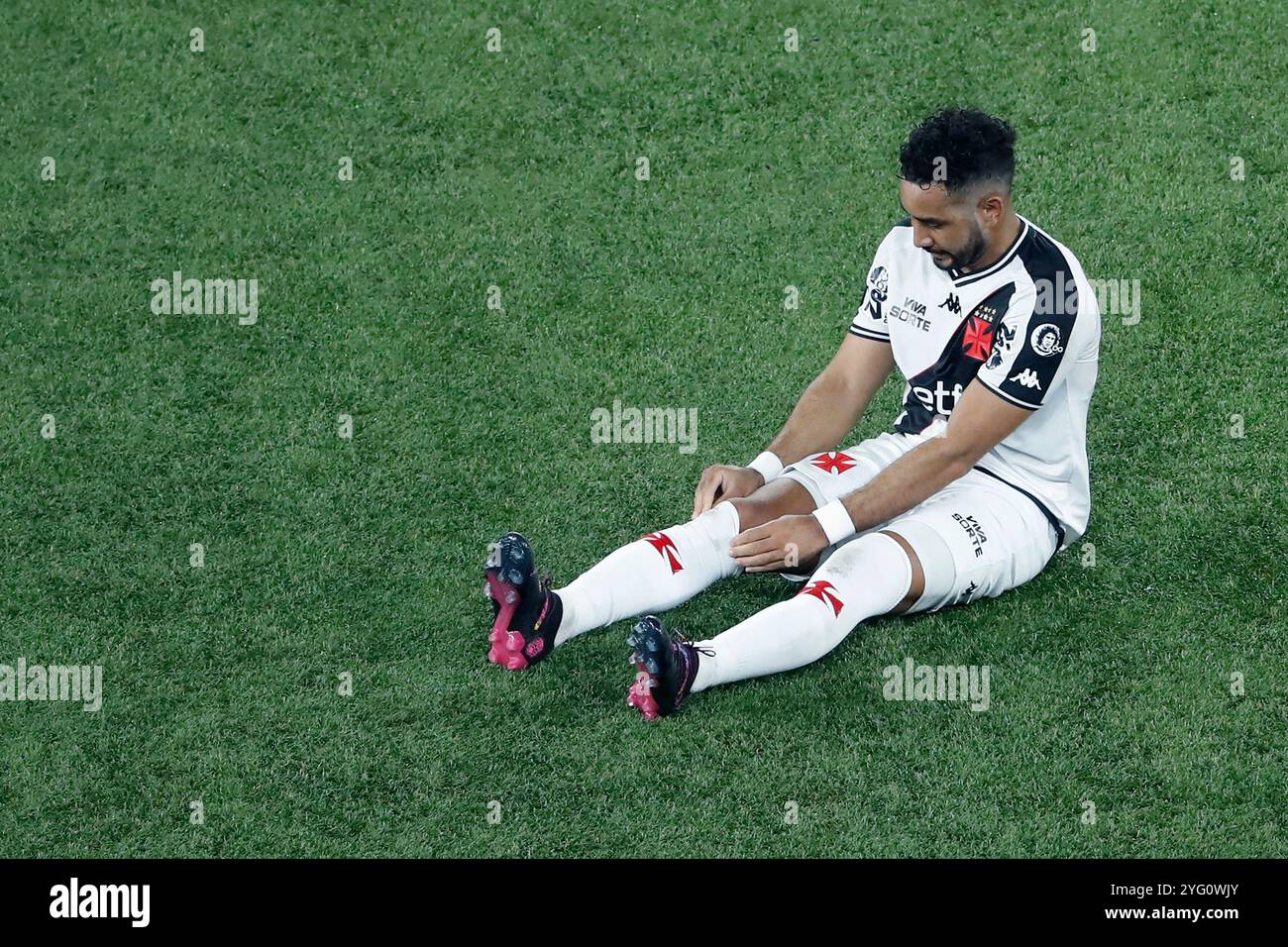 Rio de Janeiro, Brésil. 05 novembre 2024. Dimitri Payet de Vasco da Gama trie vos chaussettes assis sur la pelouse pendant le match entre Botafogo et Vasco da Gama, pour la Serie A 2024 brésilienne, au stade Nilton Santos, à Rio de Janeiro, le 05 novembre 2024. Photo : Nadine Freitas/DiaEsportivo/Alamy Live News crédit : DiaEsportivo/Alamy Live News Banque D'Images