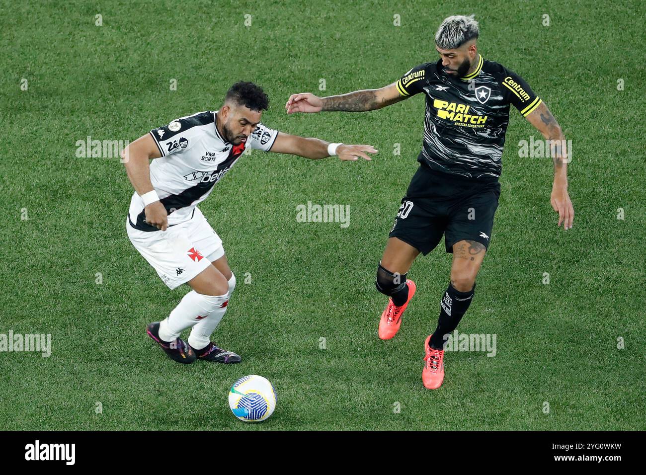 Rio de Janeiro, Brésil. 05 novembre 2024. Alexander Barboza de Botafogo se bat pour le ballon de possession avec Dimitri Payet de Vasco da Gama lors du match entre Botafogo et Vasco da Gama, pour la Serie A 2024 brésilienne, au stade Nilton Santos, à Rio de Janeiro le 05 novembre 2024. Photo : Nadine Freitas/DiaEsportivo/Alamy Live News crédit : DiaEsportivo/Alamy Live News Banque D'Images