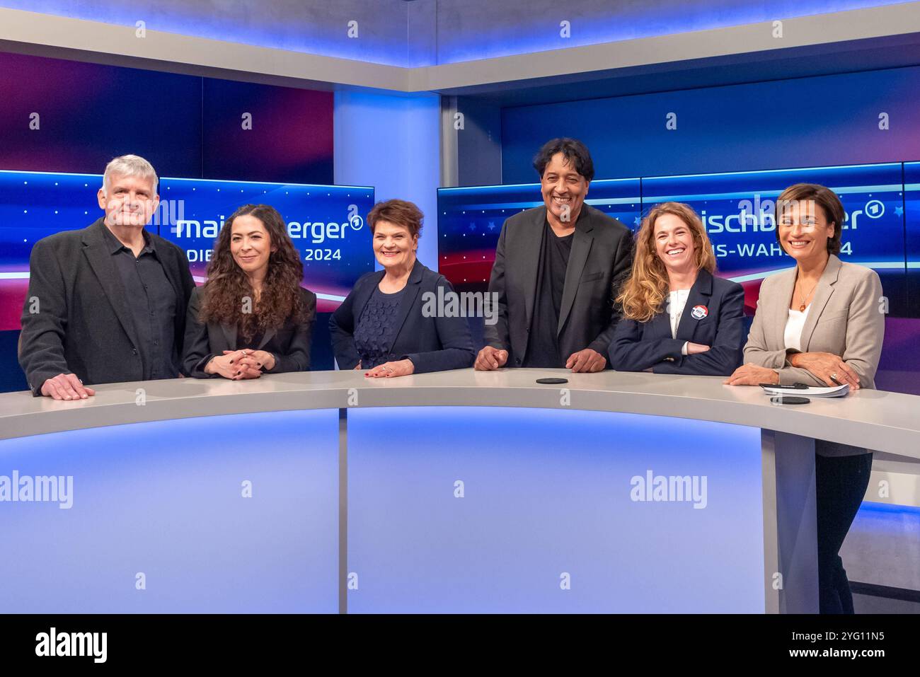 GER, Berlin, Studio, zu Gast BEI - maischberger, Polittalk, TV, format, mit Moderatorin - Sandra Maischberger, Das Erste, aus Adlershof - Am Studio 20, v.l.n.r Eric T. Hansen US-Autor und Trump-Waehler, Anna Schneider Welt-Chefreporterin, Gayle Tufts Enterofficiel 2024 prise en, Cherno Jobatey Journalist und Moderator, Constance Chucholocholofich.05.2024 fluide Banque D'Images