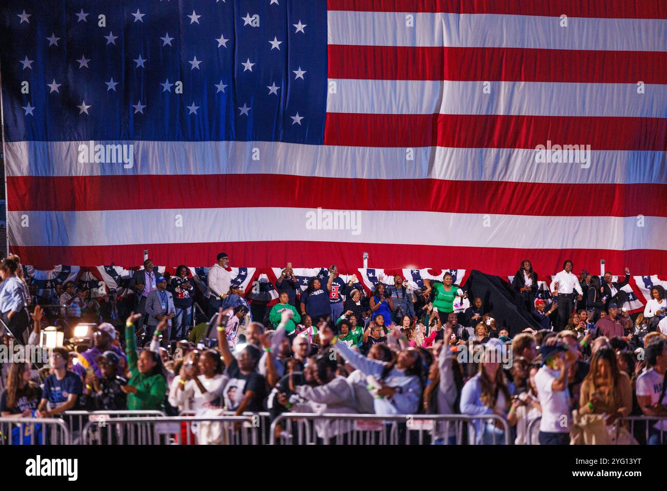 Washington, États-Unis. 05 novembre 2024. Les gens attendent les résultats de l'élection lors d'une fête électorale Kamala Harris à l'Université Howard de Washington DC. Tous les états-champs de bataille restent trop proches pour appeler à l'annonce des résultats lors de l'élection présidentielle. (Photo de Aaron Schwartz/Sipa USA) crédit : Sipa USA/Alamy Live News Banque D'Images