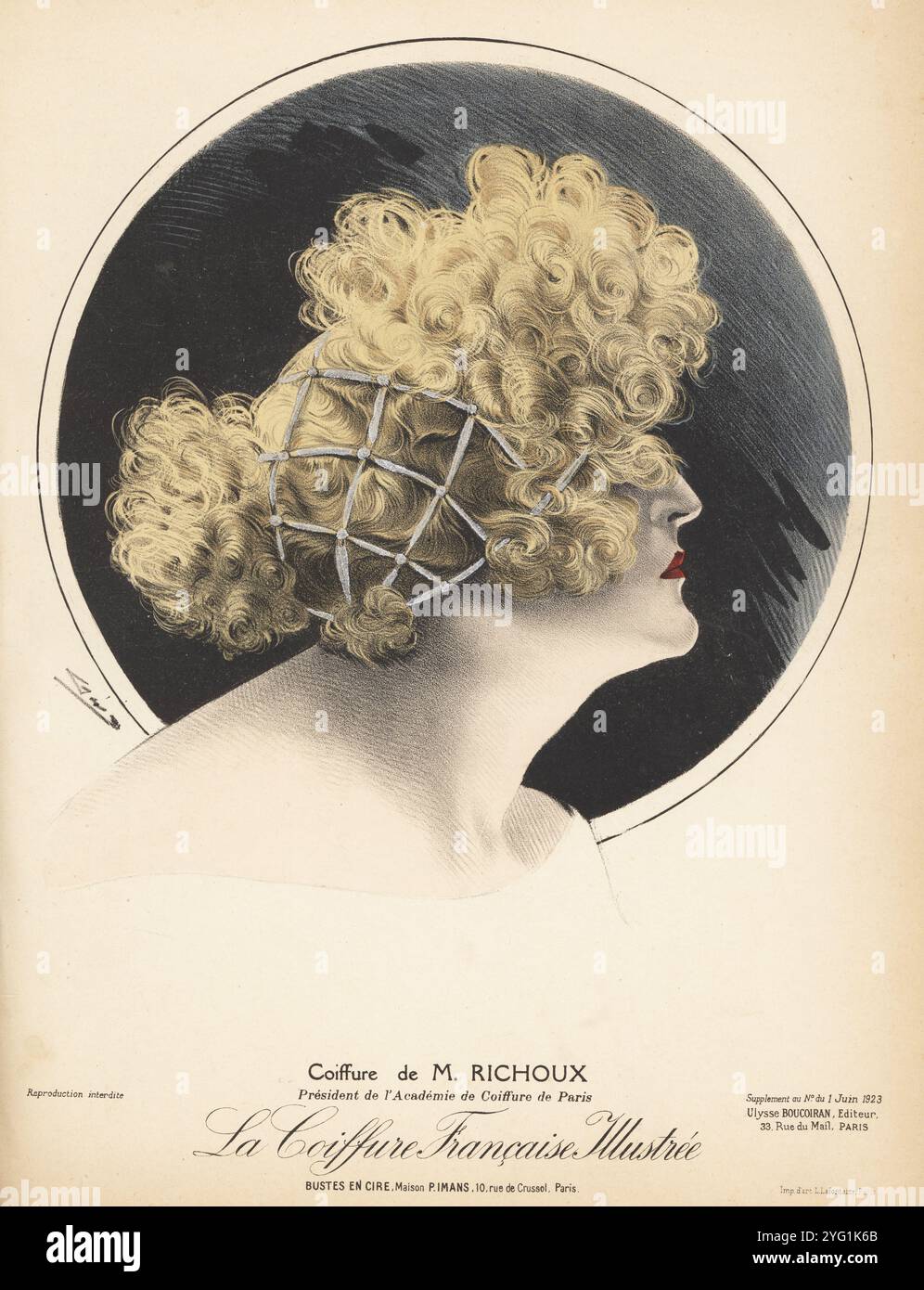 Modèle en profil avec frange bouclée et chignon dans un filet en treillis argenté. Habillé par Richoux, président de l'Académie de coiffure de Paris. Buste de cire par Maison P. Imans. Coiffure de M. Richoux. Président de l'Académie de coiffure de Paris. Chromolithographie par Geo de la coiffure française illustrée, revue française de coiffure éditée par Ulysse Boucoiran, 33 rue de mail, Paris, juin 1923. Banque D'Images Modèle en profil avec frange bouclée et chignon dans un filet en treillis argenté. Habillé par Richoux, président de l'Académie de coiffure de Paris. Buste de cire par Maison P. Imans. Coiffure de M. Richoux. Président de l'Académie de coiffure de Paris. Chromolithographie par Geo de la coiffure française illustrée, revue française de coiffure éditée par Ulysse Boucoiran, 33 rue de mail, Paris, juin 1923. Banque D'Images