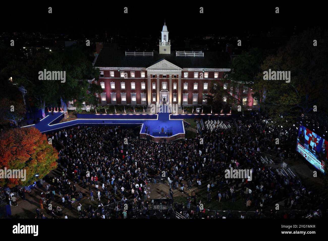 Washington, États-Unis. 06 novembre 2024. Les partisans regardent les résultats arriver lors d'une soirée de veille électorale pour le candidat démocrate à la présidence, le vice-président américain Kamala Harris à l'Université Howard le mercredi 6 novembre 2024 à Washington, DC. Les Américains ont voté aujourd'hui dans la course présidentielle entre le candidat républicain ancien président Donald Trump et le vice-président Kamala Harris ainsi que de multiples élections d'État qui détermineront l'équilibre des pouvoirs au Congrès. Photo de piscine par Tasos Katopodis/UPI crédit : UPI/Alamy Live News Banque D'Images