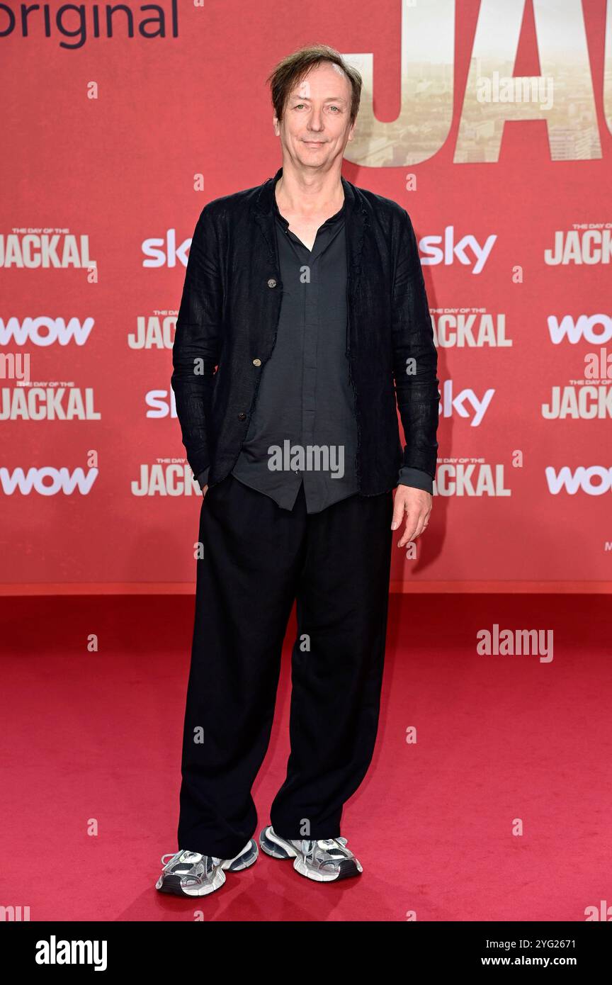 Volker Bertelmann BEI der Premiere der Sky série originale 'le jour du Jackal' im Zoo Palast. Berlin, 05.11.2024 Banque D'Images