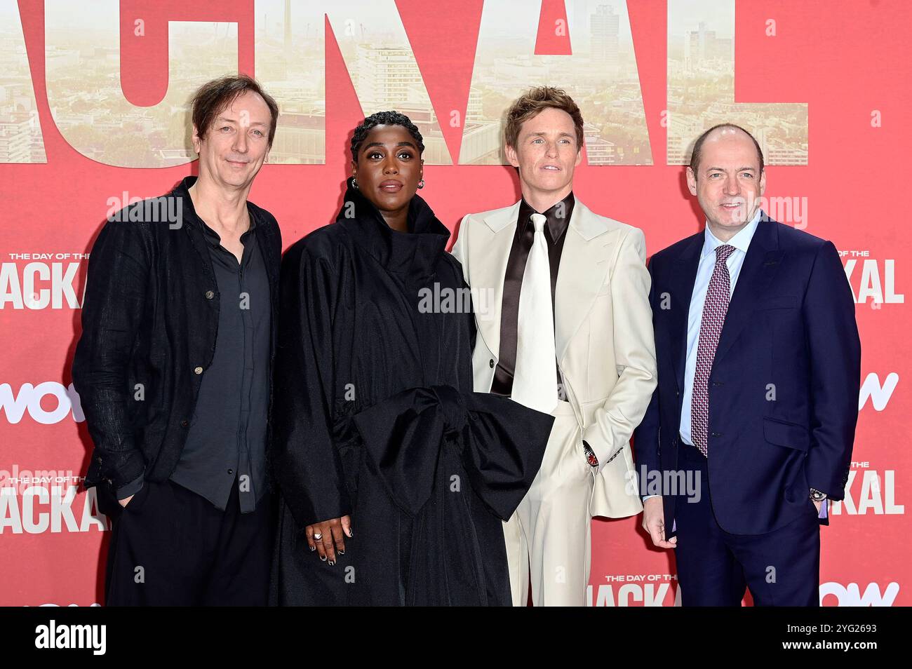 Volker Bertelmann, Lashana Lynch, Eddie Redmayne und Gareth Neame BEI der Premiere der Sky original Serie 'The Day of the Jackal' im Zoo Palast. Berlin, 05.11.2024 Banque D'Images