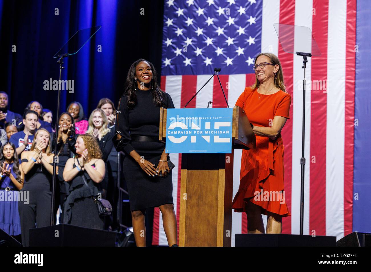 Detroit, Michigan, États-Unis. 5 novembre 2024. Kyra Harris Bolden, juge de la Cour suprême du Michigan, à gauche, et Kimberly Ann Thomas, à droite, lors de la soirée de veille électorale du Michigan Democratic Party à Detroit le 5 novembre 2024. (Crédit image : © Andrew Roth/ZUMA Press Wire) USAGE ÉDITORIAL SEULEMENT! Non destiné à UN USAGE commercial ! Banque D'Images